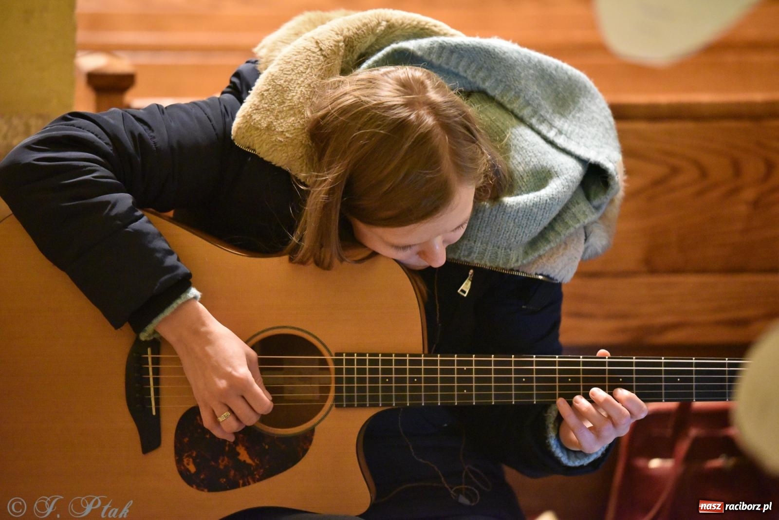 Zdjęcie w galerii na portalu naszraciborz.pl: Raciborski wieczór uwielbienia w świątecznej scenerii wiadomości z regionu