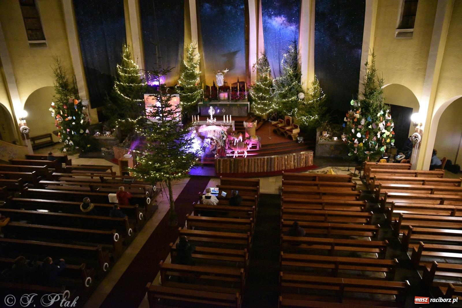Zdjęcie w galerii na portalu naszraciborz.pl: Raciborski wieczór uwielbienia w świątecznej scenerii wiadomości z regionu