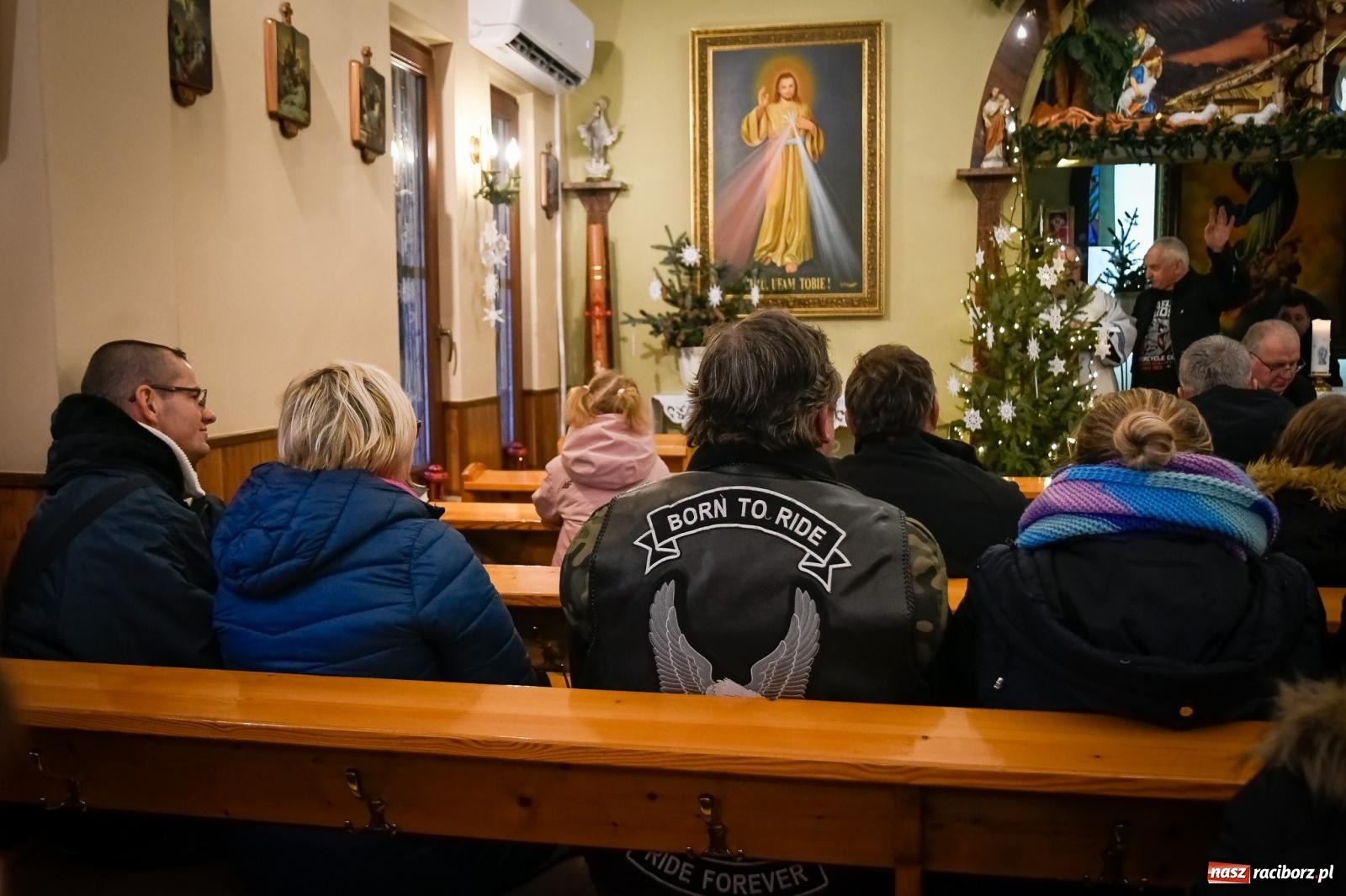 Zdjęcie w galerii na portalu naszraciborz.pl: Motocyklowe kolędowanie przy żłóbku w Oborze [FOTO i WIDEO] wiadomości z regionu