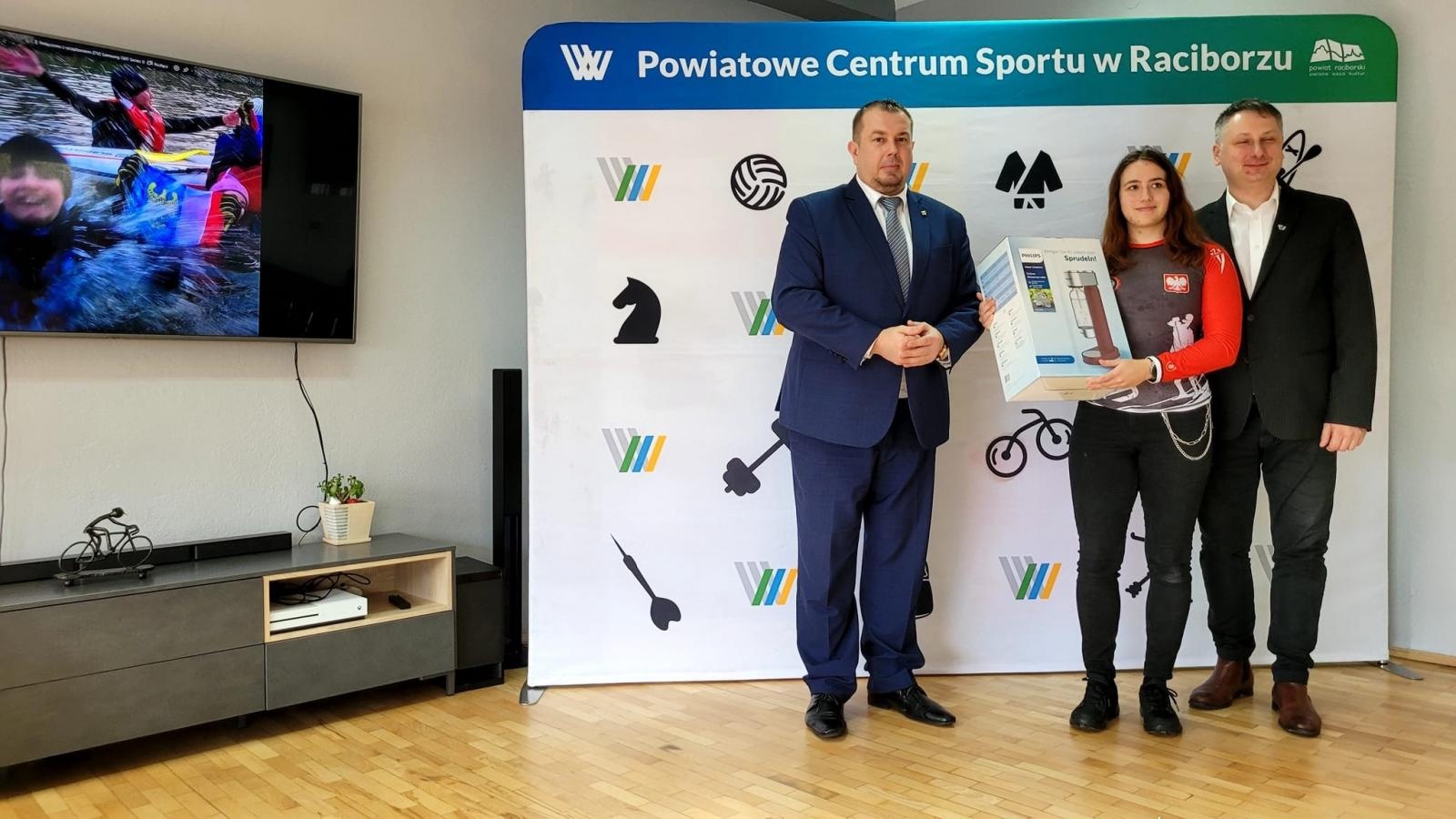 Zdjęcie w galerii na portalu naszraciborz.pl: Finał konkursu Z Flagą Powiatu Raciborskiego w tle wiadomości z regionu