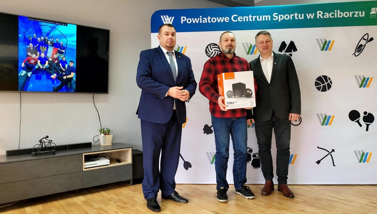 Zdjęcie w galerii na portalu naszraciborz.pl: Finał konkursu Z Flagą Powiatu Raciborskiego w tle wiadomości z regionu