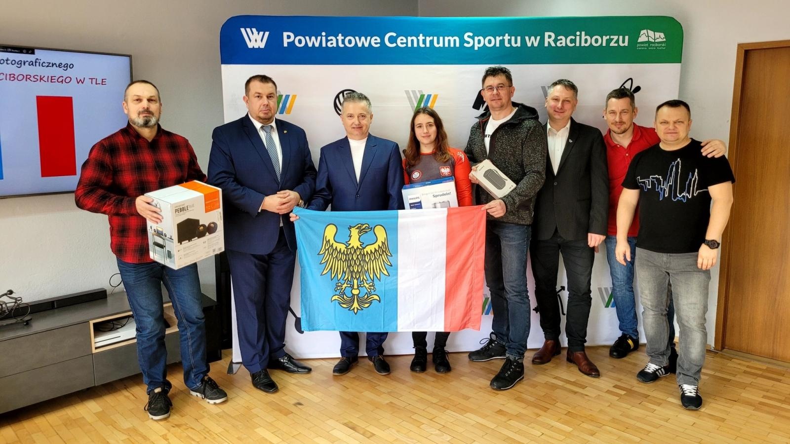 Zdjęcie w galerii na portalu naszraciborz.pl: Finał konkursu Z Flagą Powiatu Raciborskiego w tle wiadomości z regionu