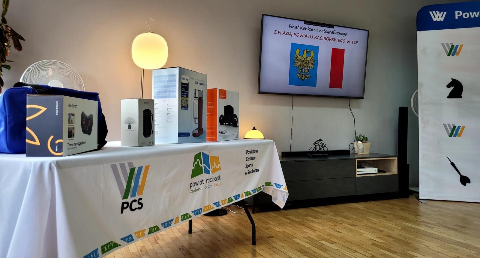 Zdjęcie w galerii na portalu naszraciborz.pl: Finał konkursu Z Flagą Powiatu Raciborskiego w tle wiadomości z regionu