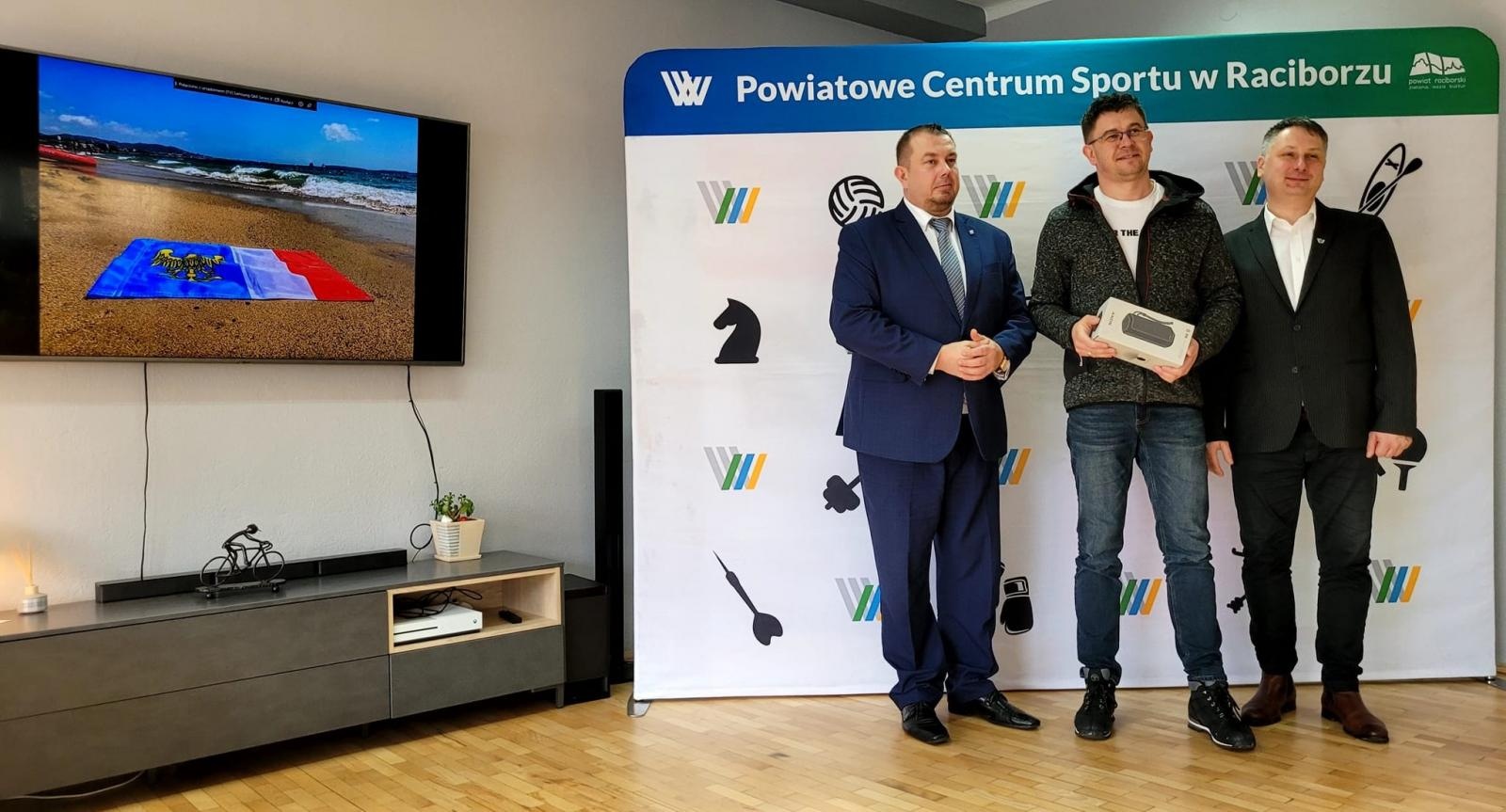 Zdjęcie w galerii na portalu naszraciborz.pl: Finał konkursu Z Flagą Powiatu Raciborskiego w tle wiadomości z regionu