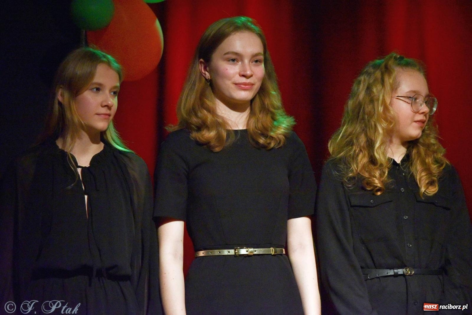 Zdjęcie w galerii na portalu naszraciborz.pl: Piosenki nie tylko ZIMOWE. Koncert w MDK wiadomości z regionu