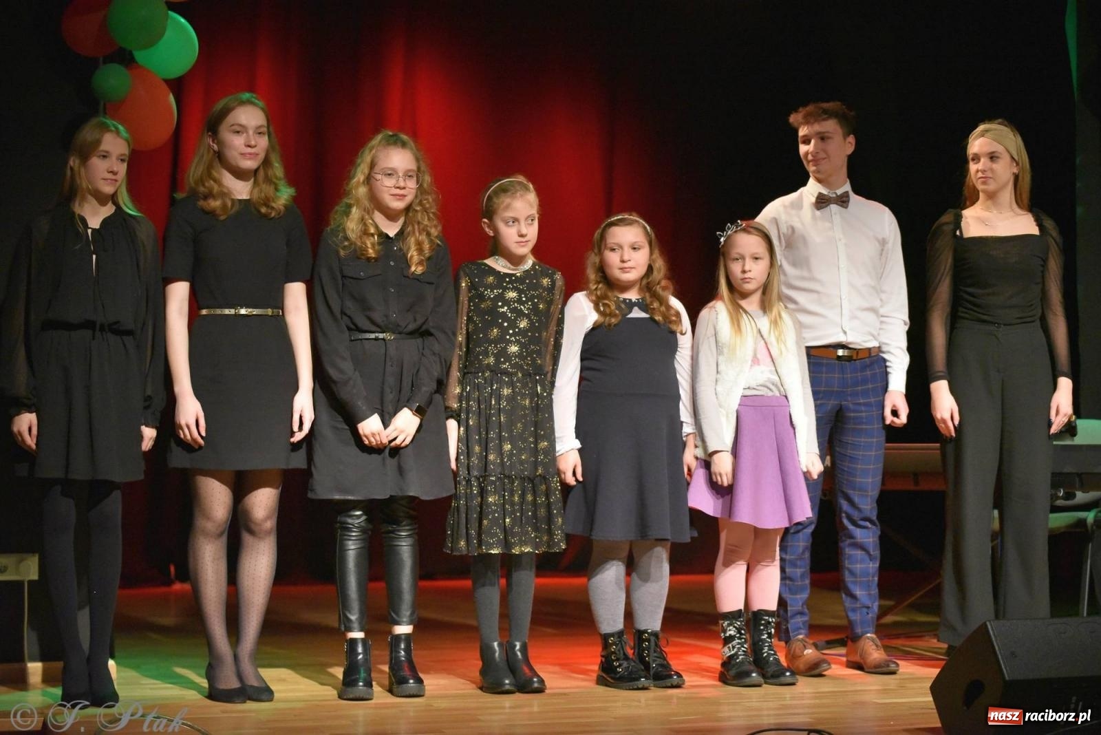 Zdjęcie w galerii na portalu naszraciborz.pl: Piosenki nie tylko ZIMOWE. Koncert w MDK wiadomości z regionu