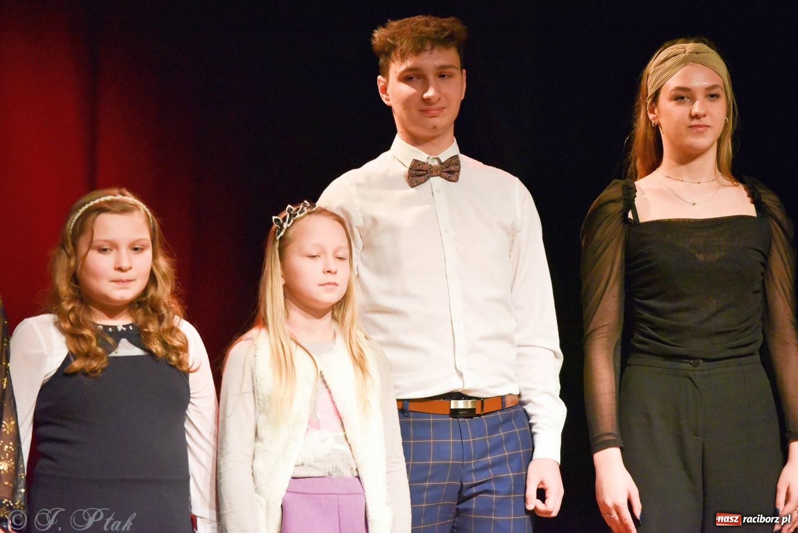 Zdjęcie w galerii na portalu naszraciborz.pl: Piosenki nie tylko ZIMOWE. Koncert w MDK wiadomości z regionu