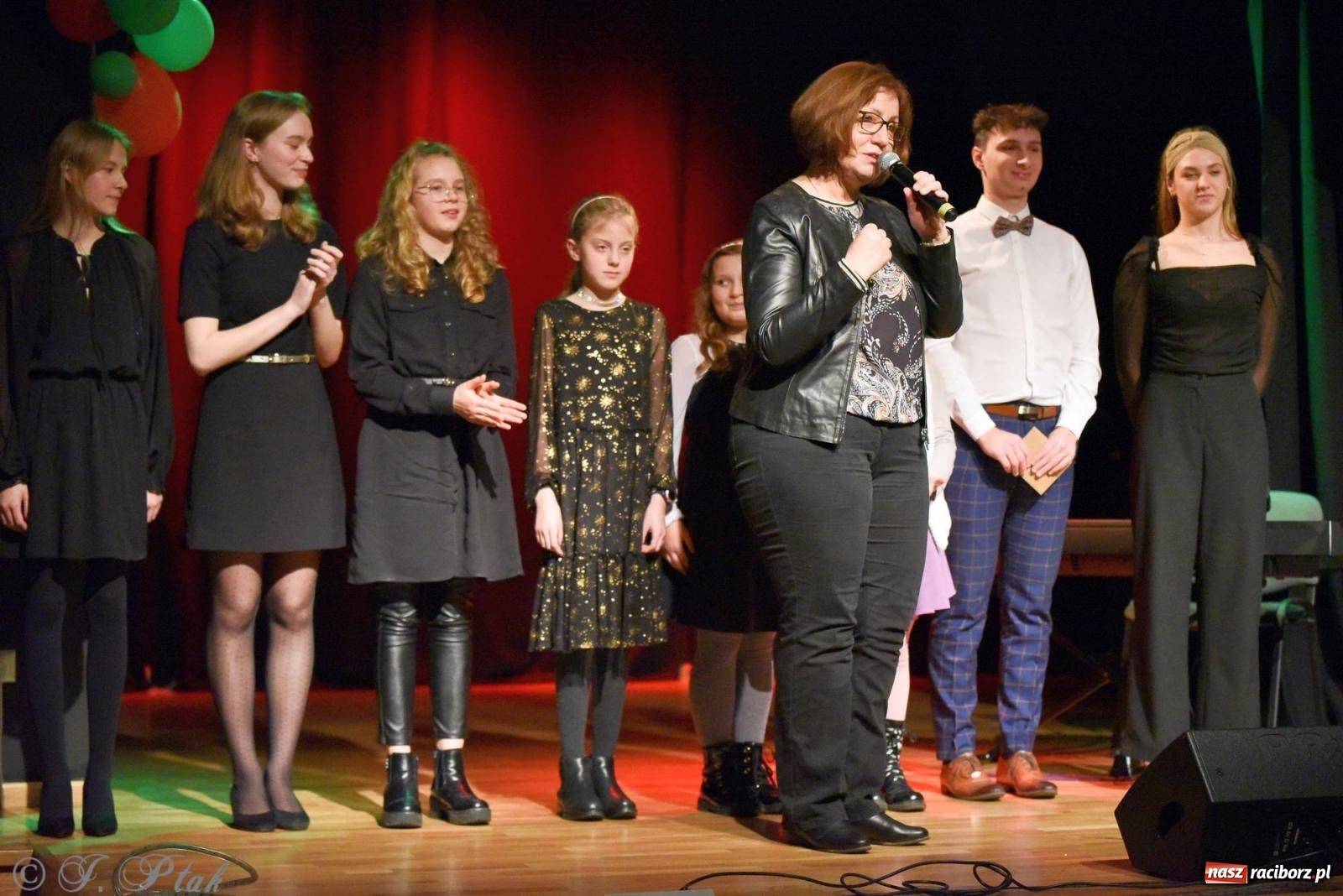 Zdjęcie w galerii na portalu naszraciborz.pl: Piosenki nie tylko ZIMOWE. Koncert w MDK wiadomości z regionu