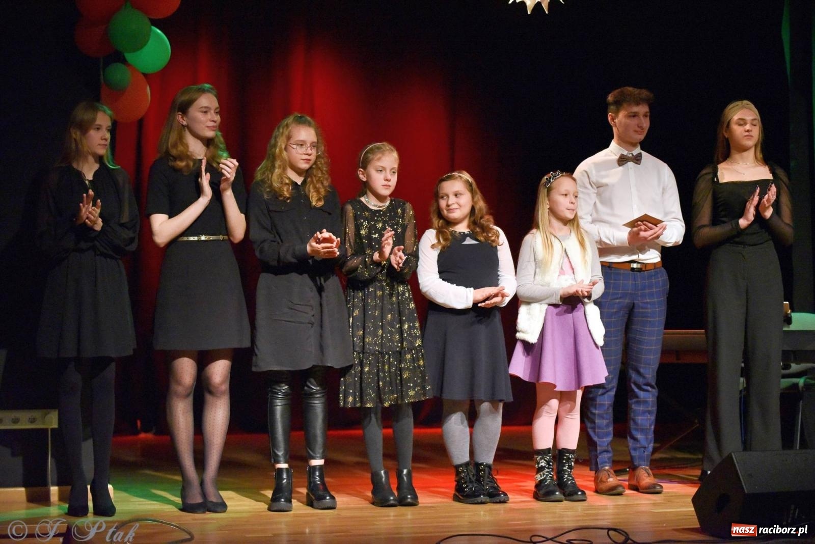 Zdjęcie w galerii na portalu naszraciborz.pl: Piosenki nie tylko ZIMOWE. Koncert w MDK wiadomości z regionu