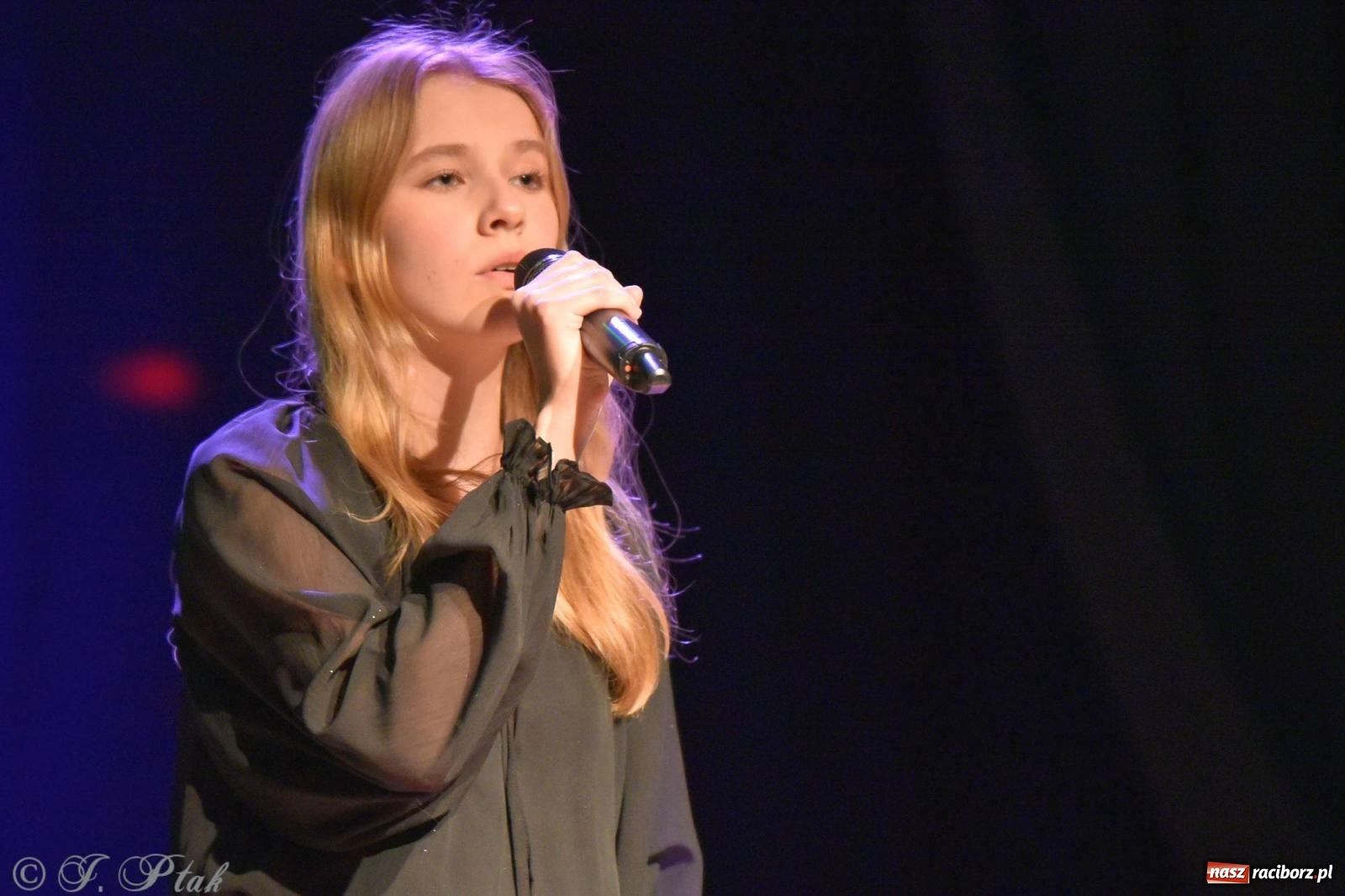 Zdjęcie w galerii na portalu naszraciborz.pl: Piosenki nie tylko ZIMOWE. Koncert w MDK wiadomości z regionu