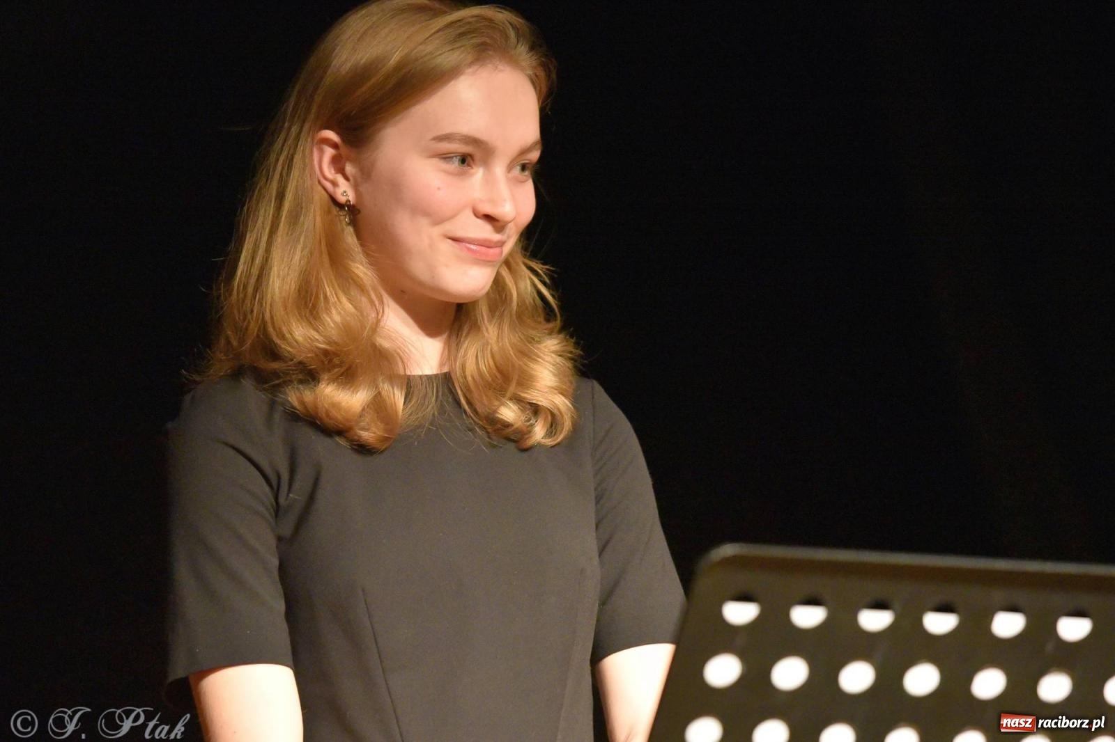 Zdjęcie w galerii na portalu naszraciborz.pl: Piosenki nie tylko ZIMOWE. Koncert w MDK wiadomości z regionu