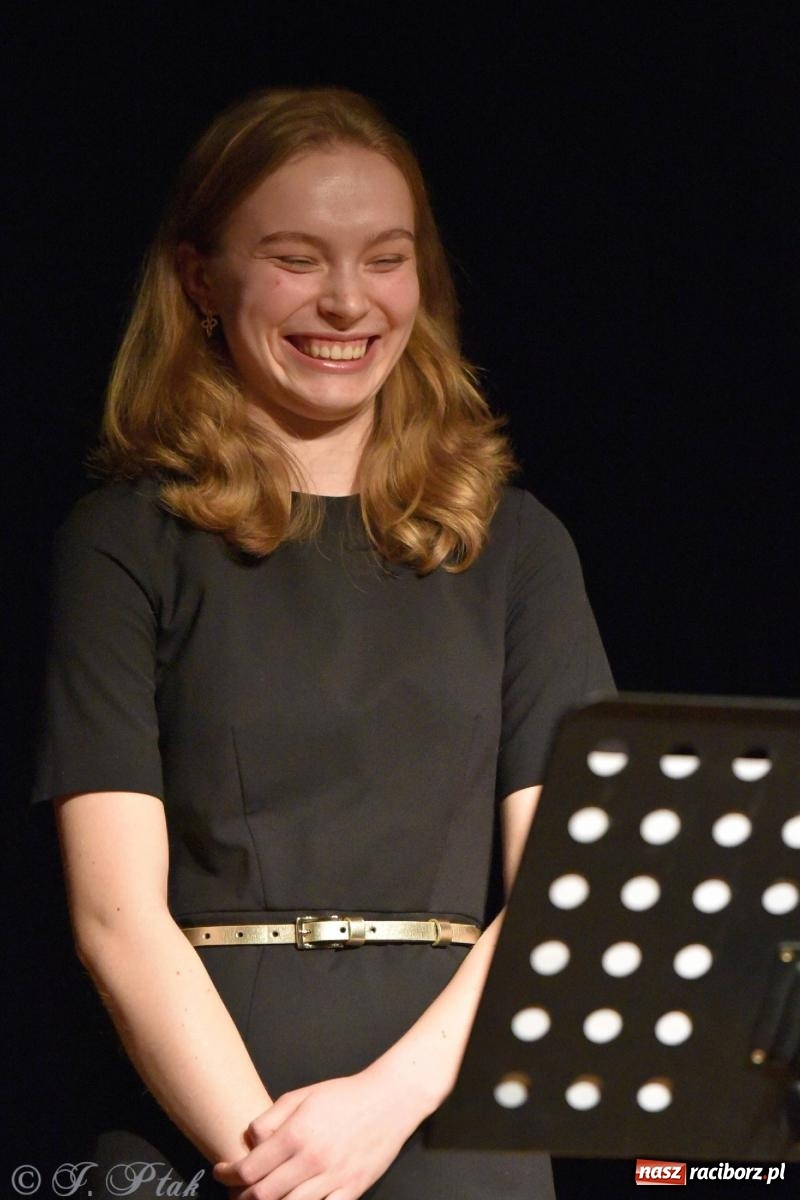 Zdjęcie w galerii na portalu naszraciborz.pl: Piosenki nie tylko ZIMOWE. Koncert w MDK wiadomości z regionu