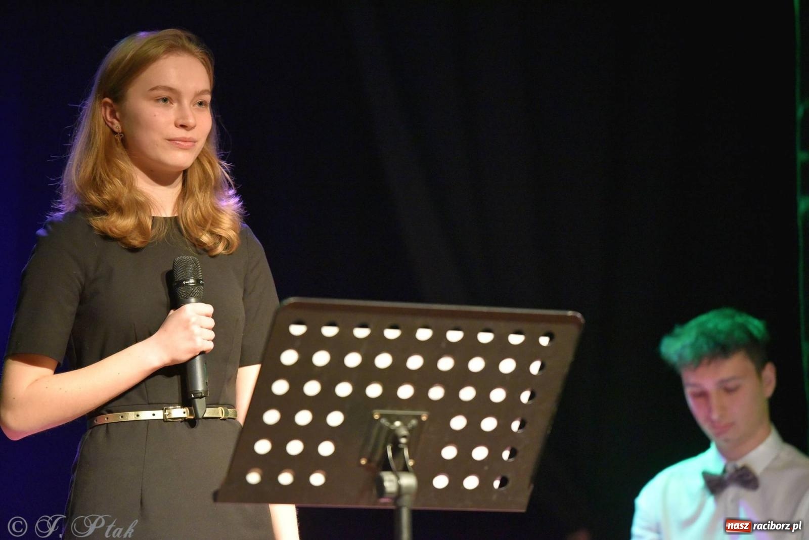 Zdjęcie w galerii na portalu naszraciborz.pl: Piosenki nie tylko ZIMOWE. Koncert w MDK wiadomości z regionu