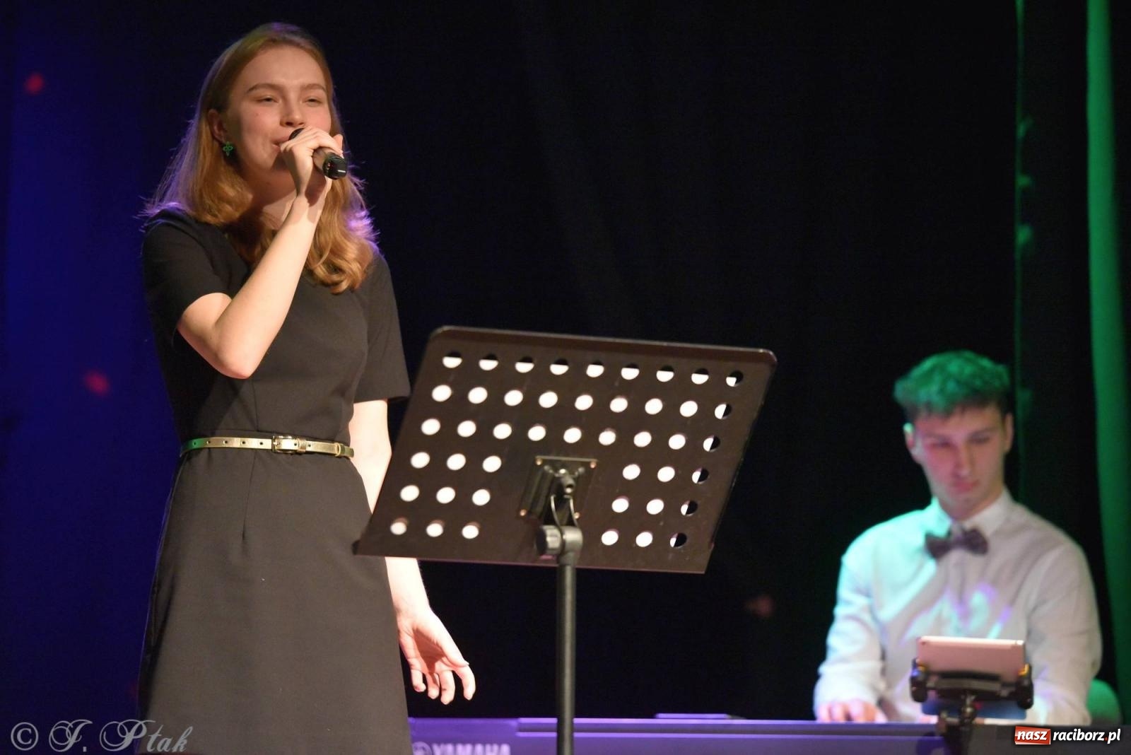 Zdjęcie w galerii na portalu naszraciborz.pl: Piosenki nie tylko ZIMOWE. Koncert w MDK wiadomości z regionu