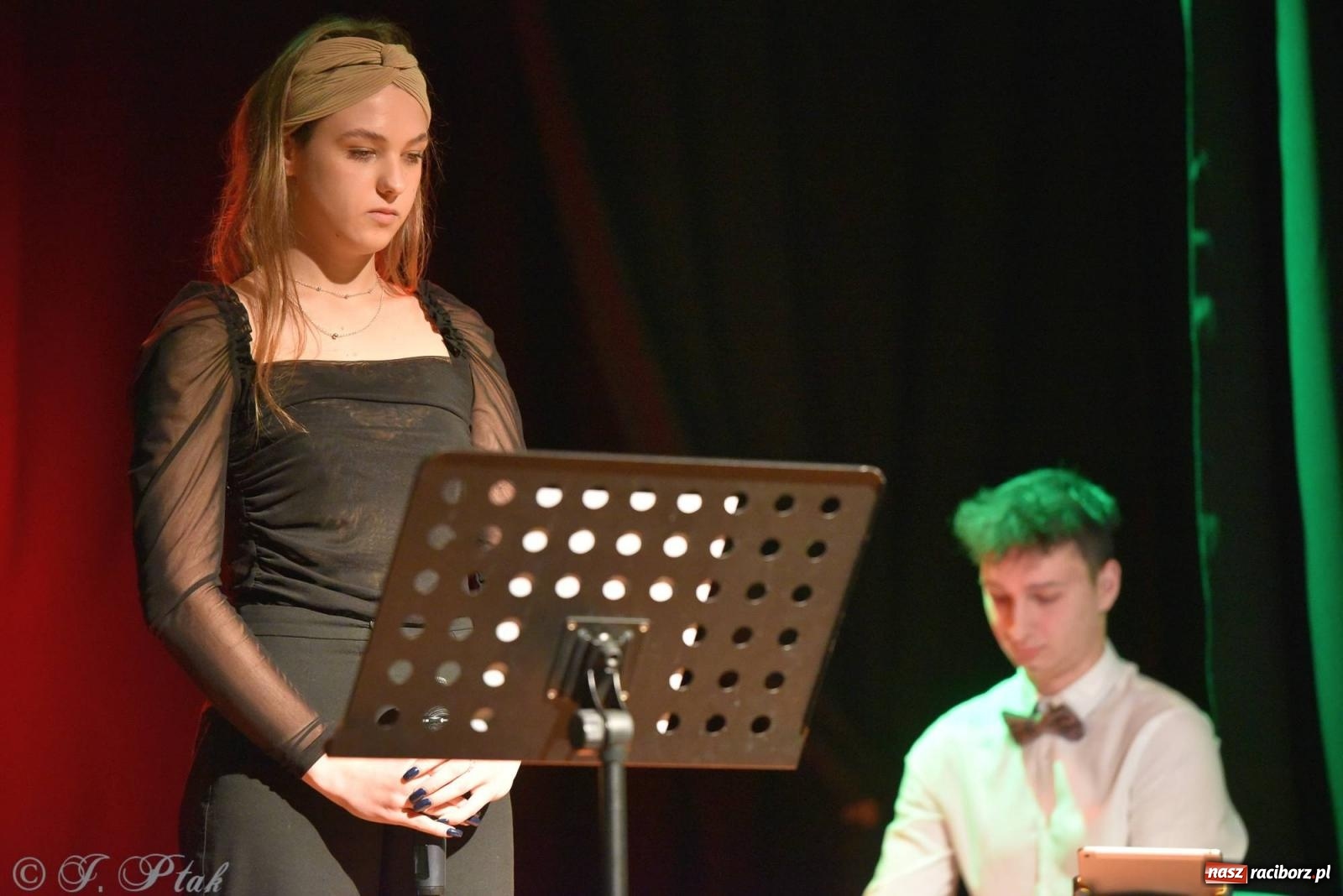 Zdjęcie w galerii na portalu naszraciborz.pl: Piosenki nie tylko ZIMOWE. Koncert w MDK wiadomości z regionu