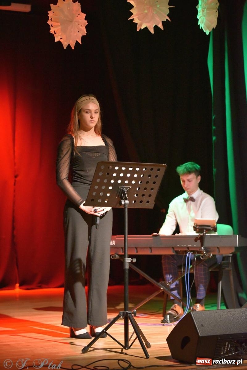 Zdjęcie w galerii na portalu naszraciborz.pl: Piosenki nie tylko ZIMOWE. Koncert w MDK wiadomości z regionu