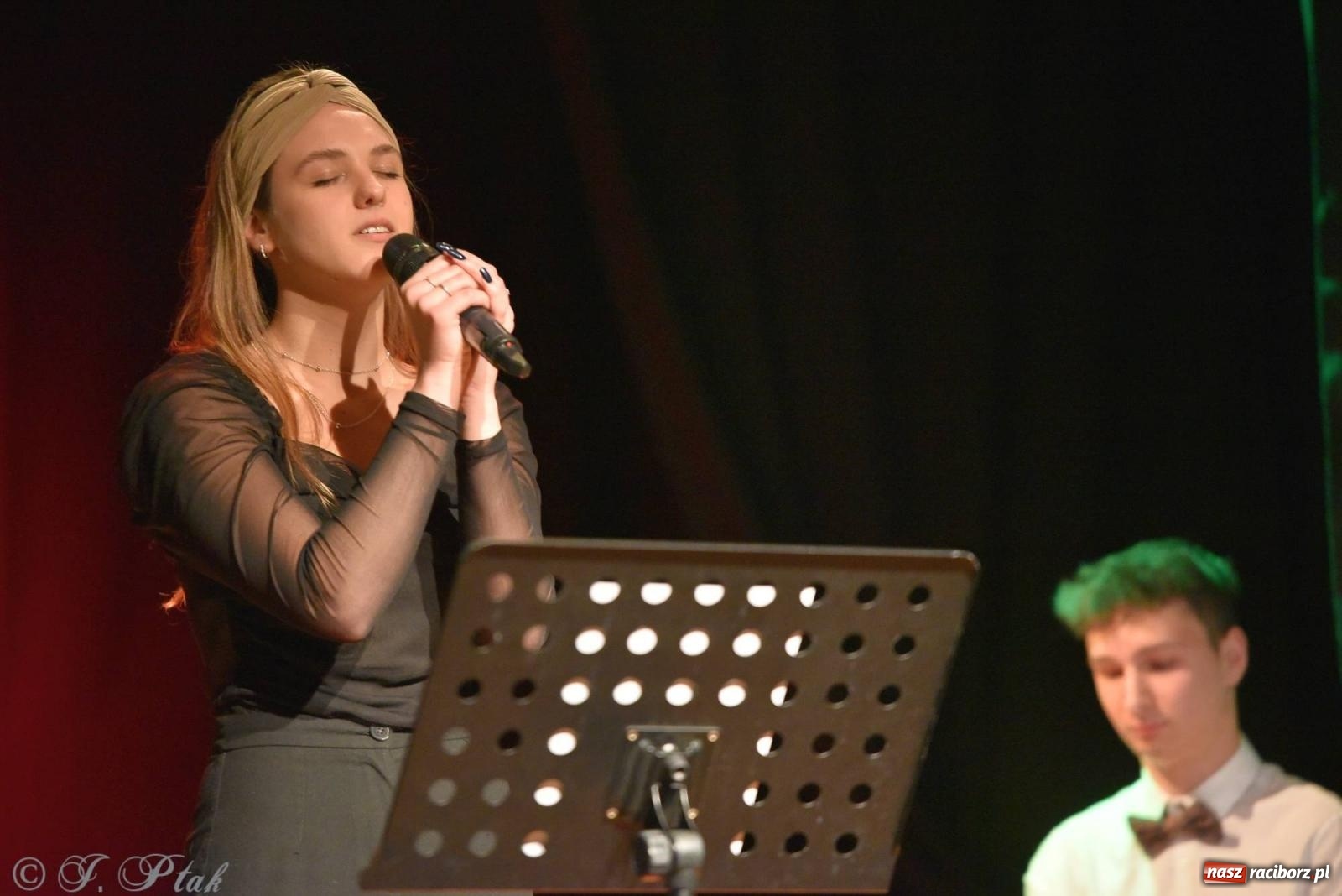 Zdjęcie w galerii na portalu naszraciborz.pl: Piosenki nie tylko ZIMOWE. Koncert w MDK wiadomości z regionu