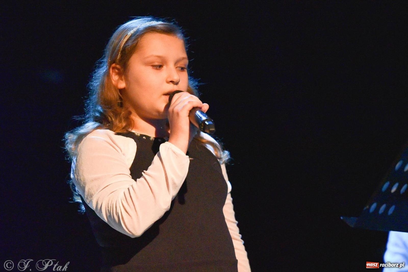 Zdjęcie w galerii na portalu naszraciborz.pl: Piosenki nie tylko ZIMOWE. Koncert w MDK wiadomości z regionu