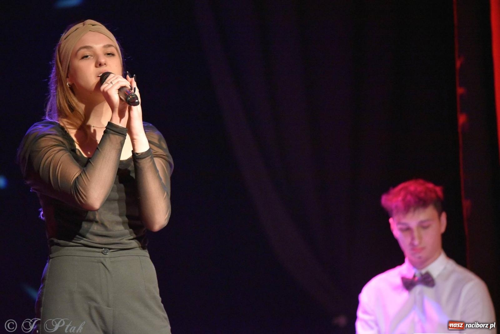 Zdjęcie w galerii na portalu naszraciborz.pl: Piosenki nie tylko ZIMOWE. Koncert w MDK wiadomości z regionu
