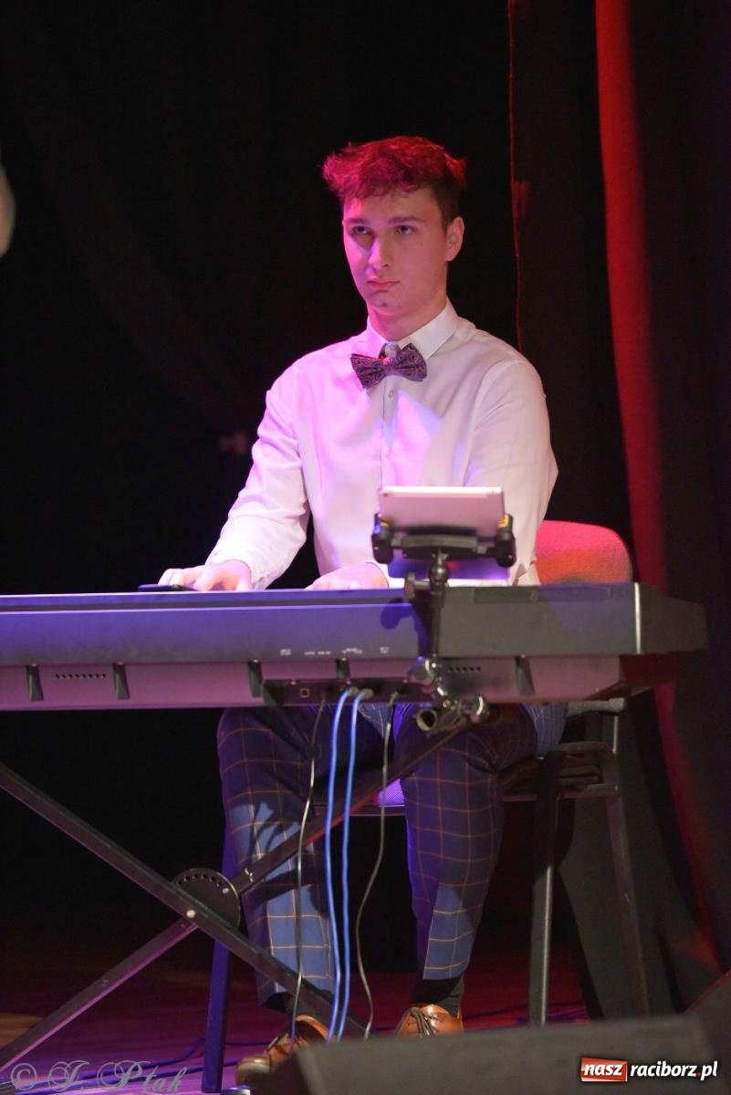 Zdjęcie w galerii na portalu naszraciborz.pl: Piosenki nie tylko ZIMOWE. Koncert w MDK wiadomości z regionu