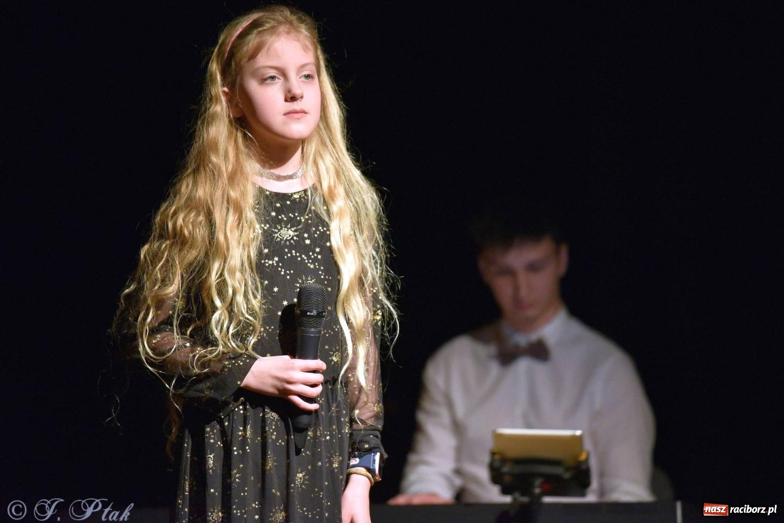 Zdjęcie w galerii na portalu naszraciborz.pl: Piosenki nie tylko ZIMOWE. Koncert w MDK wiadomości z regionu