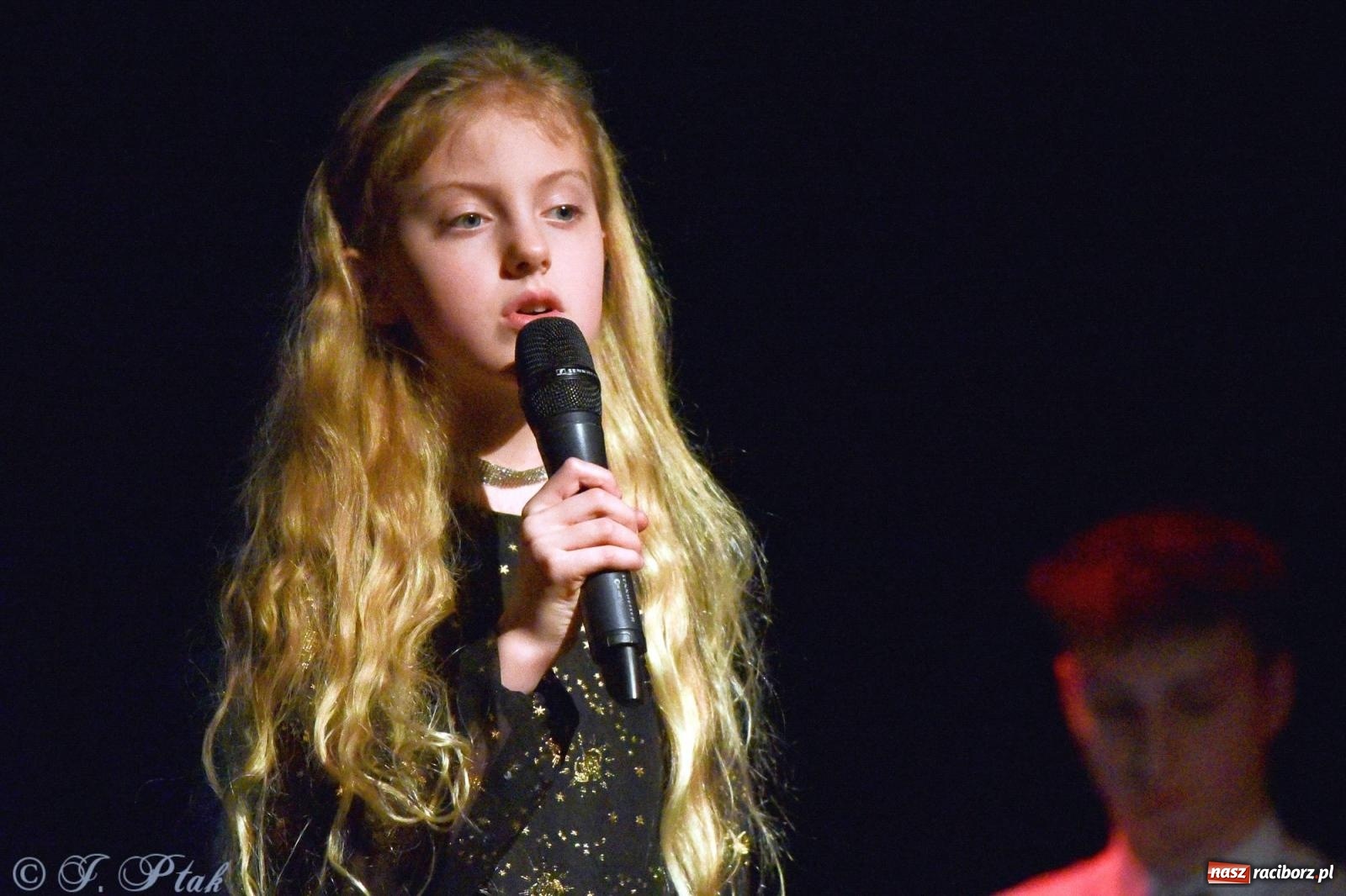 Zdjęcie w galerii na portalu naszraciborz.pl: Piosenki nie tylko ZIMOWE. Koncert w MDK wiadomości z regionu