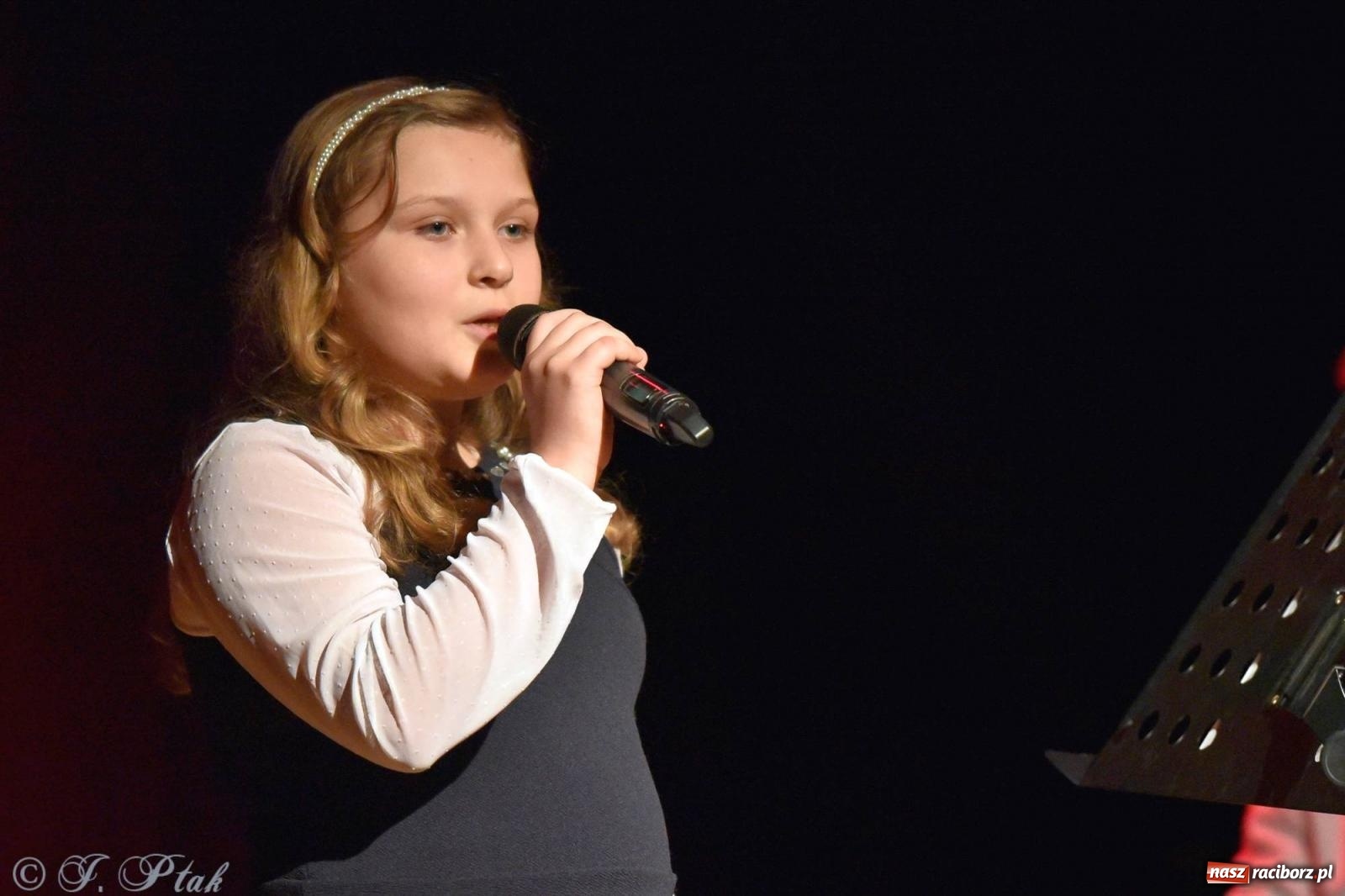 Zdjęcie w galerii na portalu naszraciborz.pl: Piosenki nie tylko ZIMOWE. Koncert w MDK wiadomości z regionu