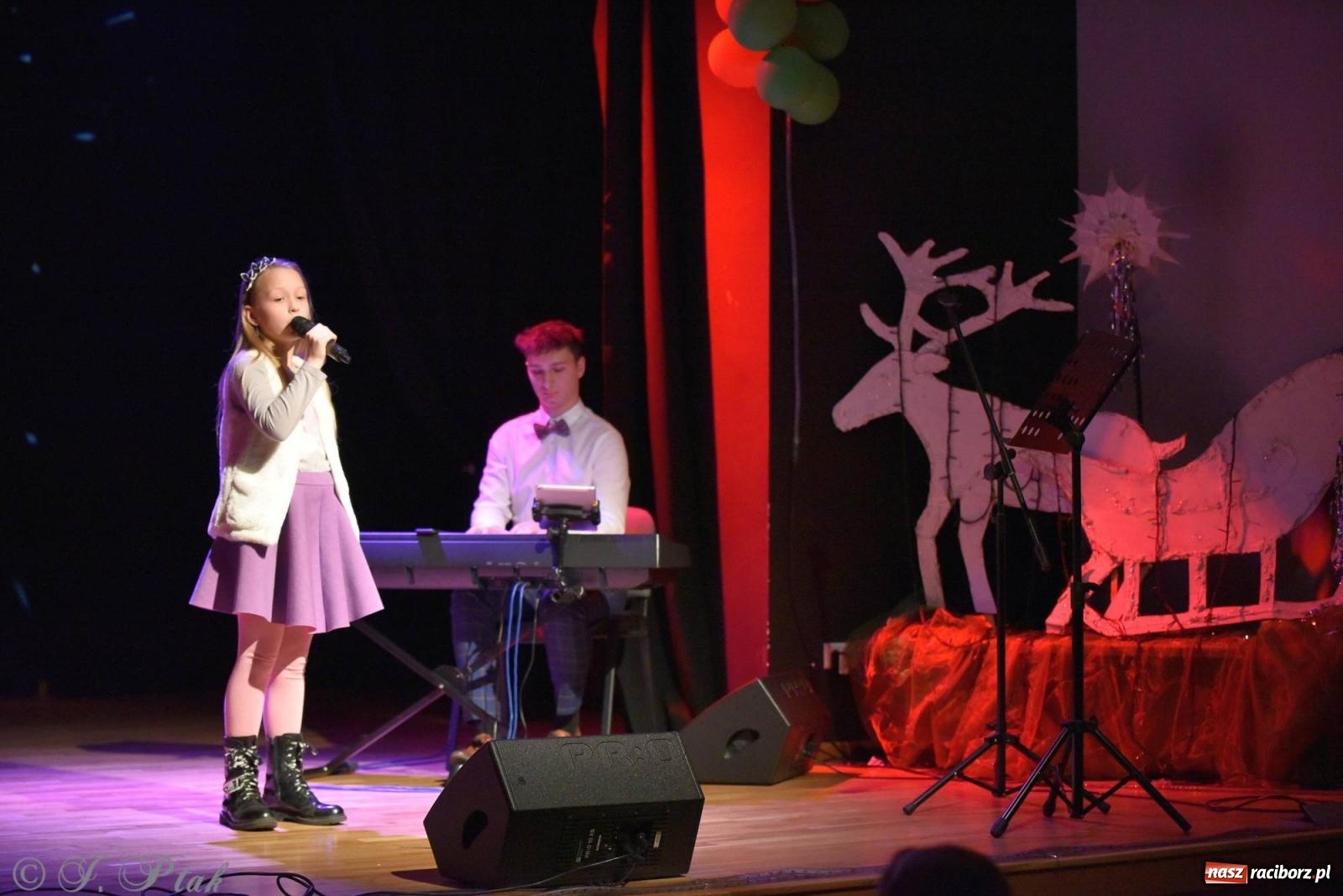 Zdjęcie w galerii na portalu naszraciborz.pl: Piosenki nie tylko ZIMOWE. Koncert w MDK wiadomości z regionu