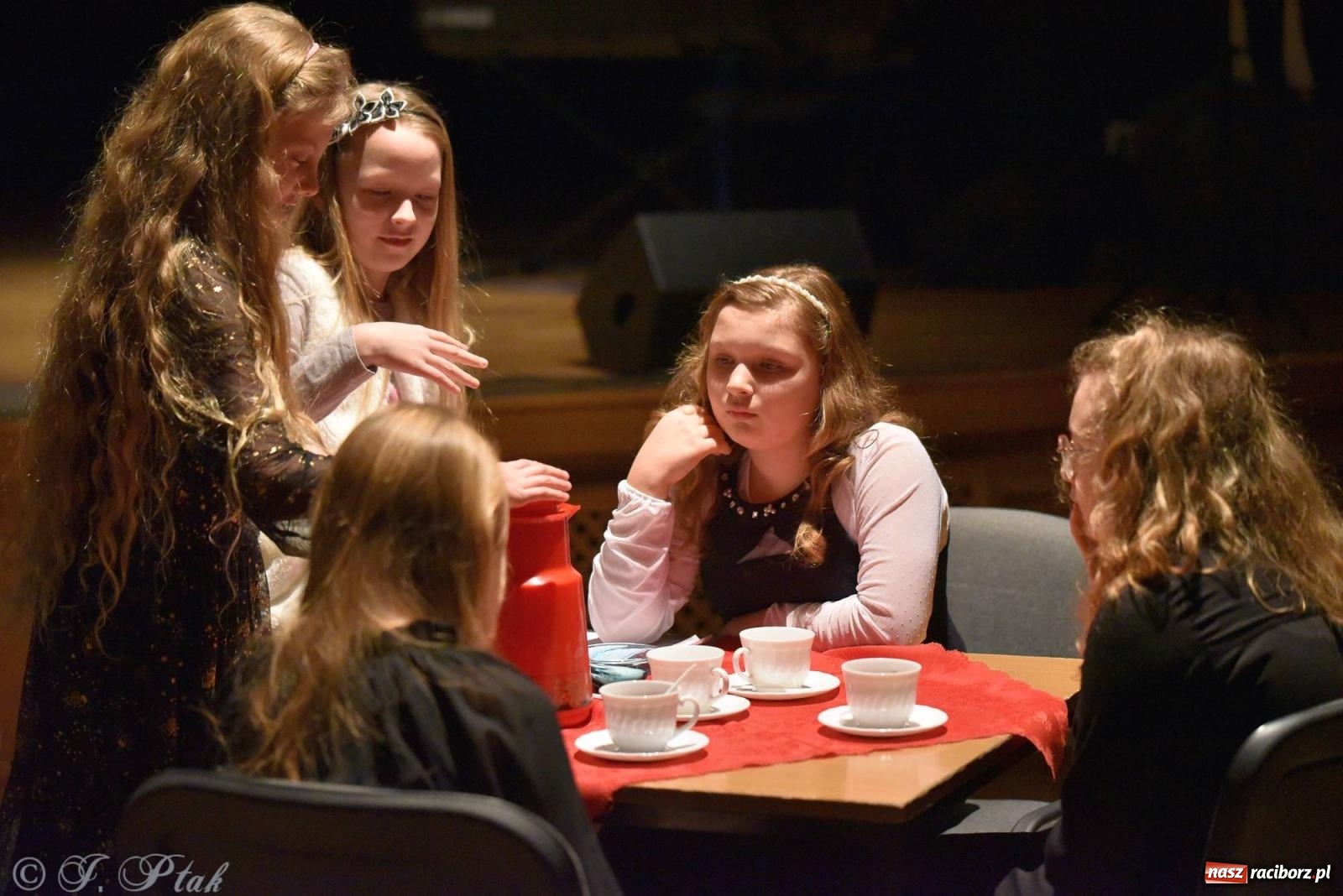 Zdjęcie w galerii na portalu naszraciborz.pl: Piosenki nie tylko ZIMOWE. Koncert w MDK wiadomości z regionu