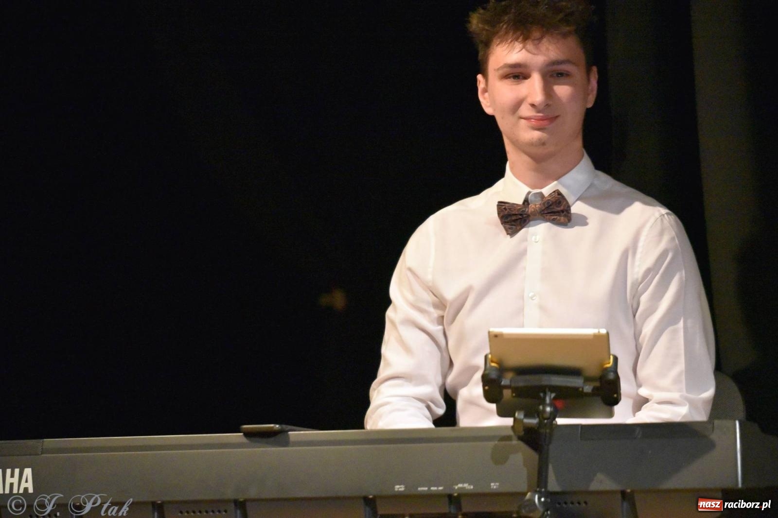 Zdjęcie w galerii na portalu naszraciborz.pl: Piosenki nie tylko ZIMOWE. Koncert w MDK wiadomości z regionu