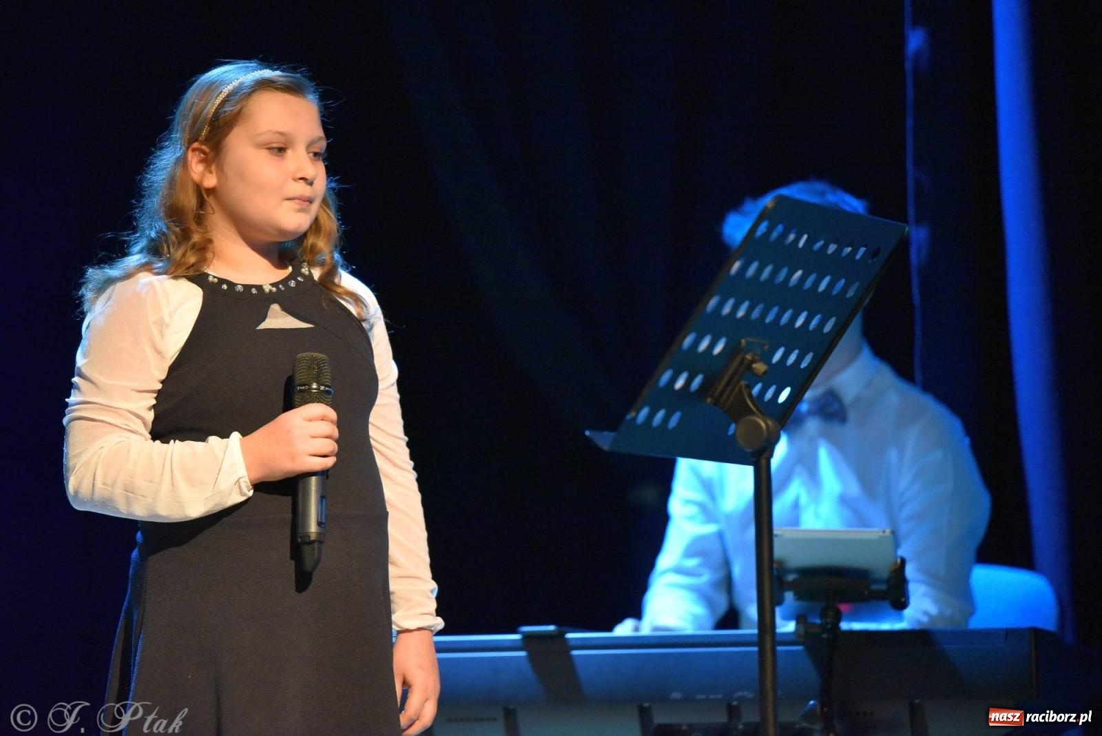 Zdjęcie w galerii na portalu naszraciborz.pl: Piosenki nie tylko ZIMOWE. Koncert w MDK wiadomości z regionu