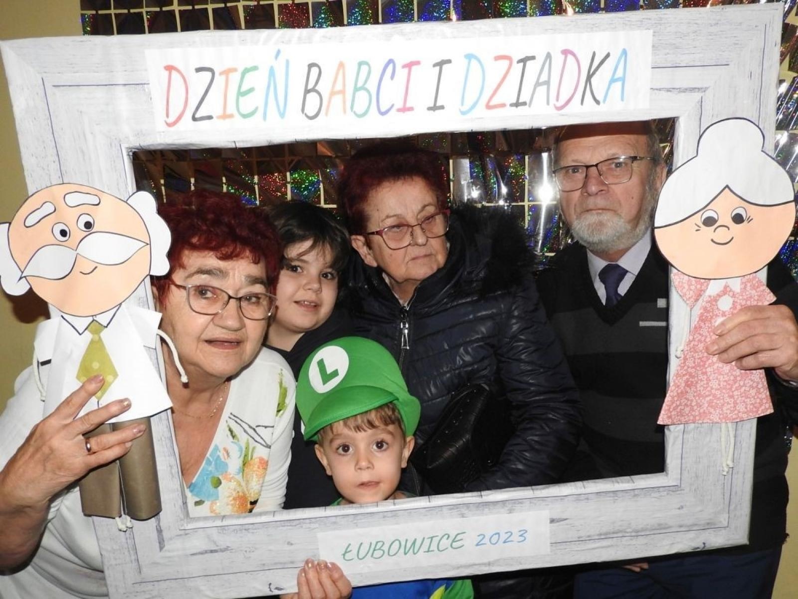 Zdjęcie w galerii na portalu naszraciborz.pl: Inny niż zwykle. Dzień babci i dziadka w Łubowicach wiadomości z regionu