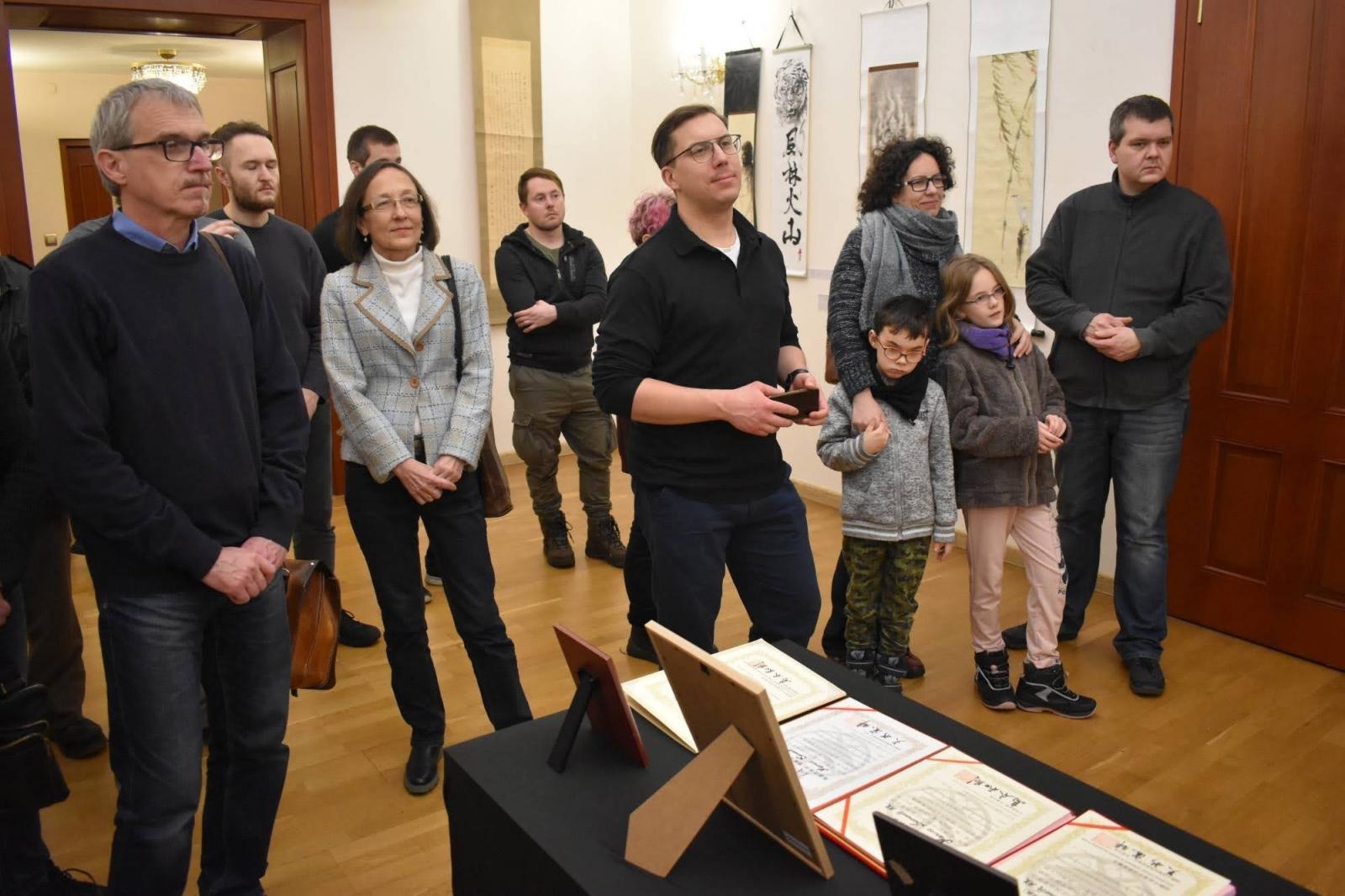 Zdjęcie w galerii na portalu naszraciborz.pl: Ślady tuszu na mieczu - tradycyjne malarstwo japońskie na zamku wiadomości z regionu