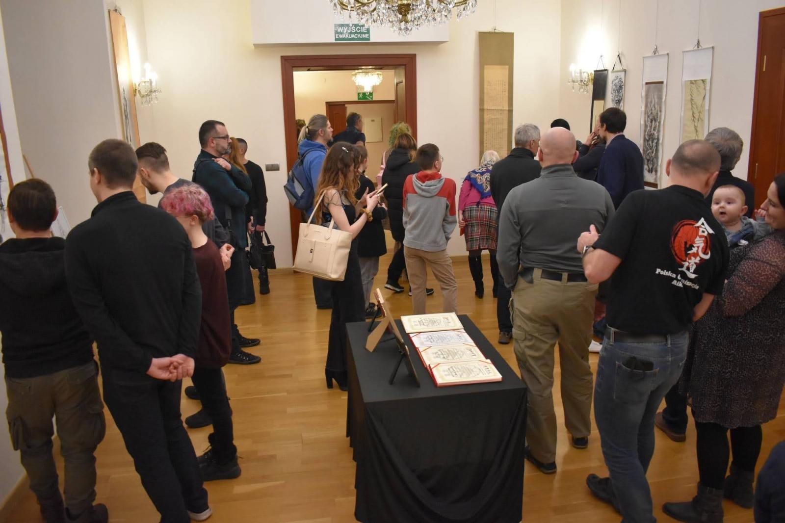 Zdjęcie w galerii na portalu naszraciborz.pl: Ślady tuszu na mieczu - tradycyjne malarstwo japońskie na zamku wiadomości z regionu