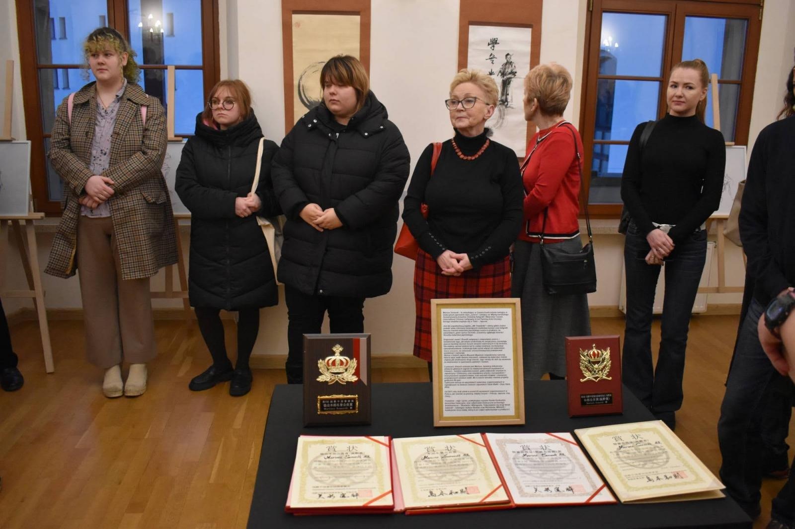 Zdjęcie w galerii na portalu naszraciborz.pl: Ślady tuszu na mieczu - tradycyjne malarstwo japońskie na zamku wiadomości z regionu