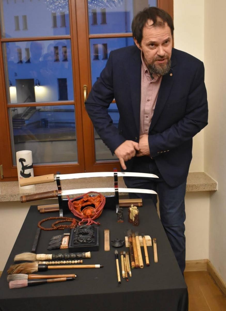 Zdjęcie w galerii na portalu naszraciborz.pl: Ślady tuszu na mieczu - tradycyjne malarstwo japońskie na zamku wiadomości z regionu
