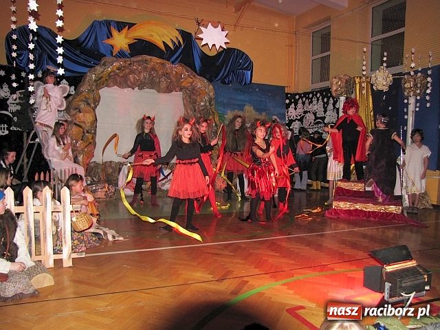 Zdjęcie w galerii na portalu naszraciborz.pl: W SP 13 jasełka z Zuzaną wiadomości z regionu