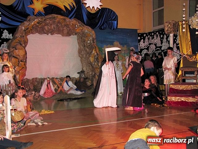 Zdjęcie w galerii na portalu naszraciborz.pl: W SP 13 jasełka z Zuzaną wiadomości z regionu