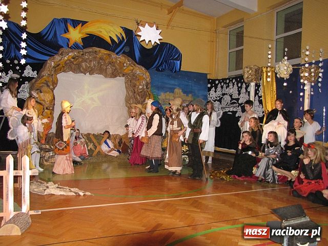 Zdjęcie w galerii na portalu naszraciborz.pl: W SP 13 jasełka z Zuzaną wiadomości z regionu