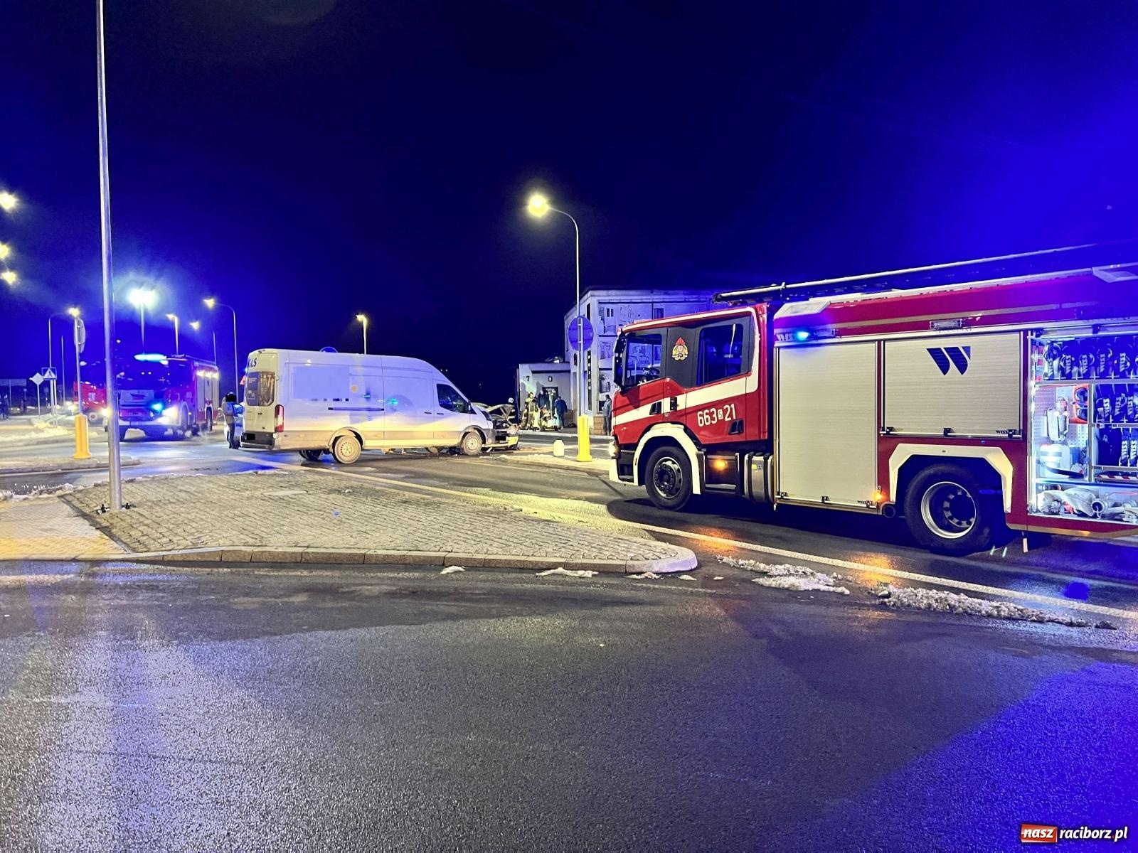 Zdjęcie w galerii na portalu naszraciborz.pl: Trasa Racibórz-Rybnik. Ford firmy kurierskiej zderzył się z renault [FOTO] wiadomości z regionu