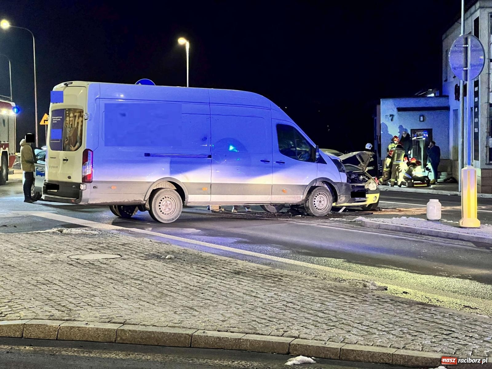 Zdjęcie w galerii na portalu naszraciborz.pl: Trasa Racibórz-Rybnik. Ford firmy kurierskiej zderzył się z renault [FOTO] wiadomości z regionu