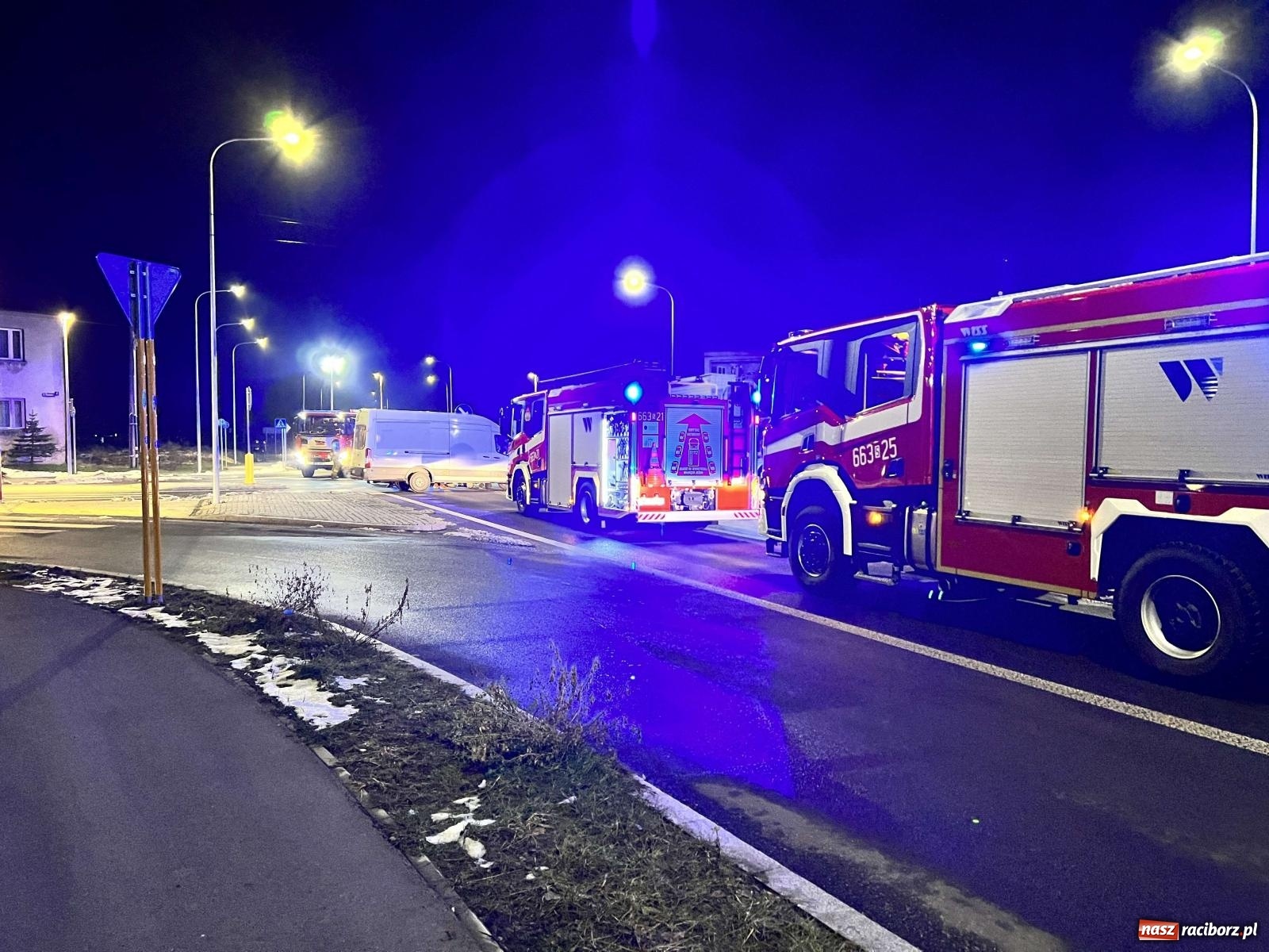 Zdjęcie w galerii na portalu naszraciborz.pl: Trasa Racibórz-Rybnik. Ford firmy kurierskiej zderzył się z renault [FOTO] wiadomości z regionu