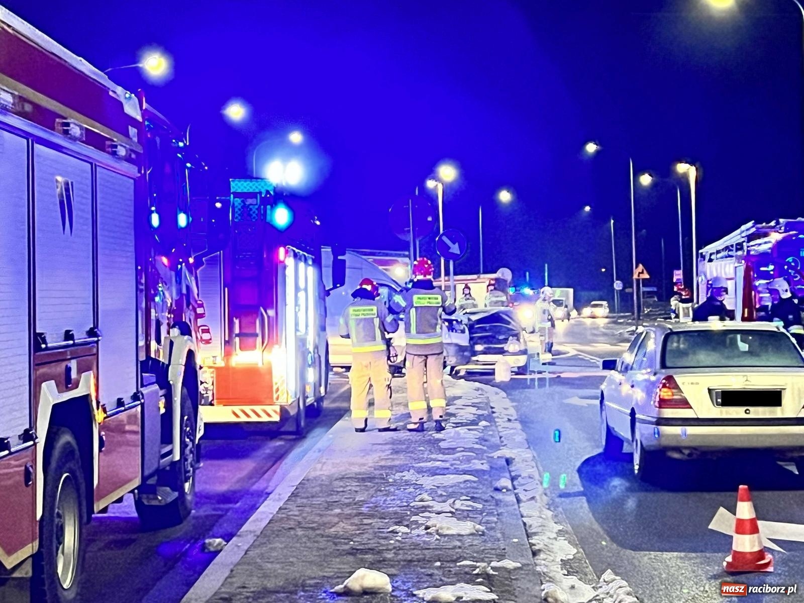 Zdjęcie w galerii na portalu naszraciborz.pl: Trasa Racibórz-Rybnik. Ford firmy kurierskiej zderzył się z renault [FOTO] wiadomości z regionu