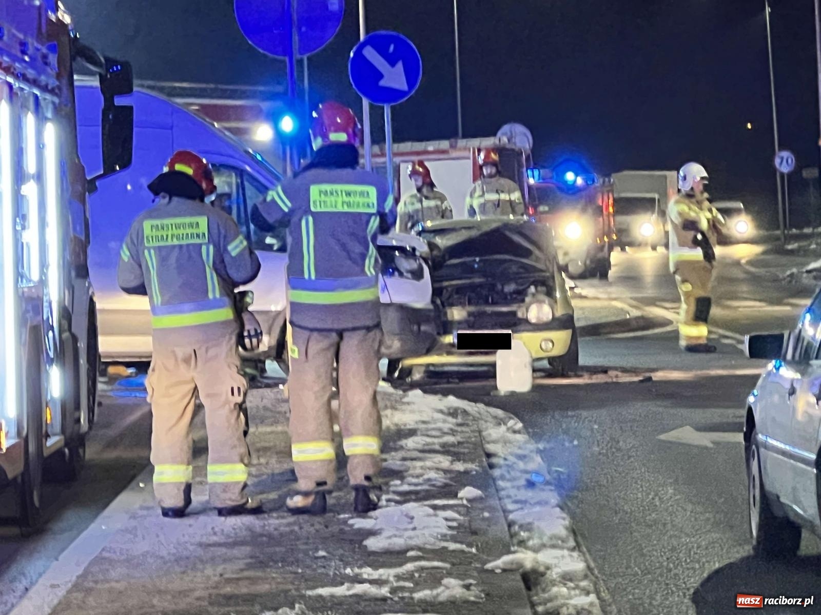 Zdjęcie w galerii na portalu naszraciborz.pl: Trasa Racibórz-Rybnik. Ford firmy kurierskiej zderzył się z renault [FOTO] wiadomości z regionu