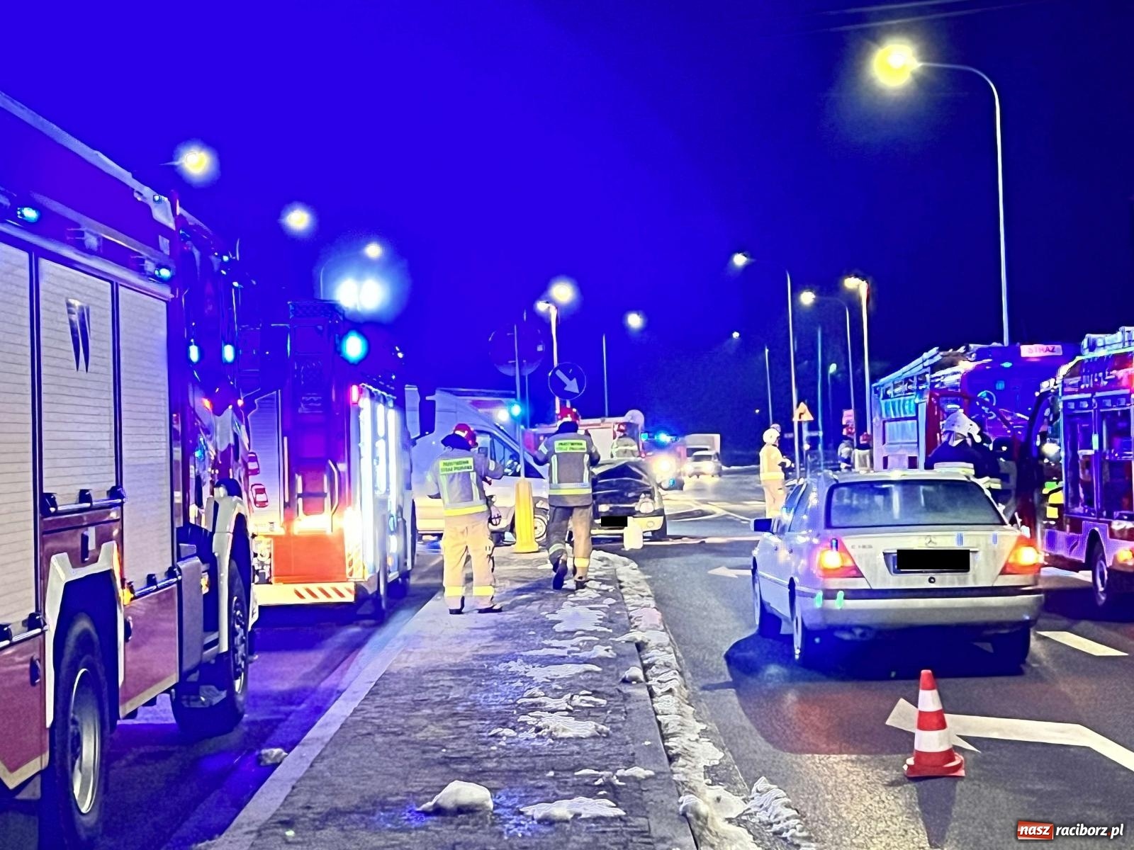 Zdjęcie w galerii na portalu naszraciborz.pl: Trasa Racibórz-Rybnik. Ford firmy kurierskiej zderzył się z renault [FOTO] wiadomości z regionu