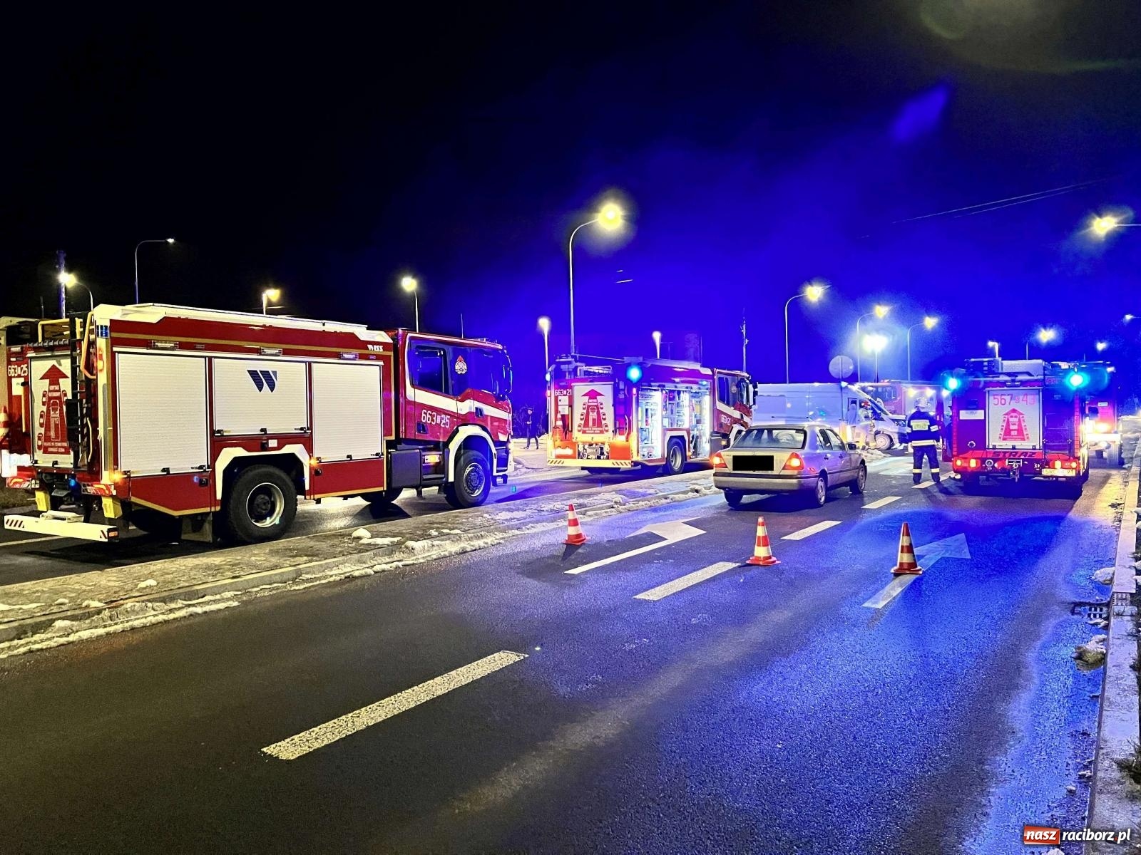 Zdjęcie w galerii na portalu naszraciborz.pl: Trasa Racibórz-Rybnik. Ford firmy kurierskiej zderzył się z renault [FOTO] wiadomości z regionu