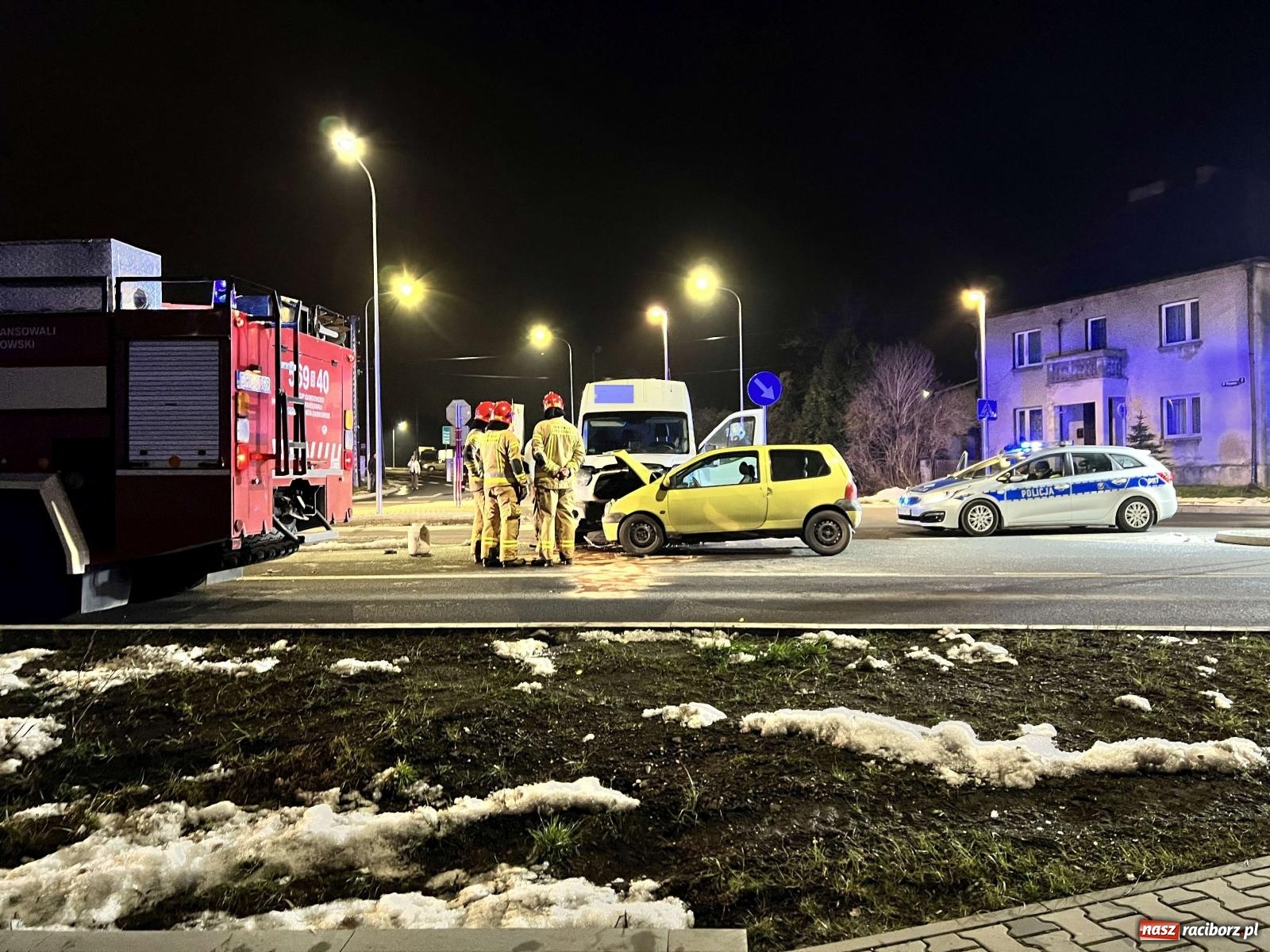Zdjęcie w galerii na portalu naszraciborz.pl: Trasa Racibórz-Rybnik. Ford firmy kurierskiej zderzył się z renault [FOTO] wiadomości z regionu