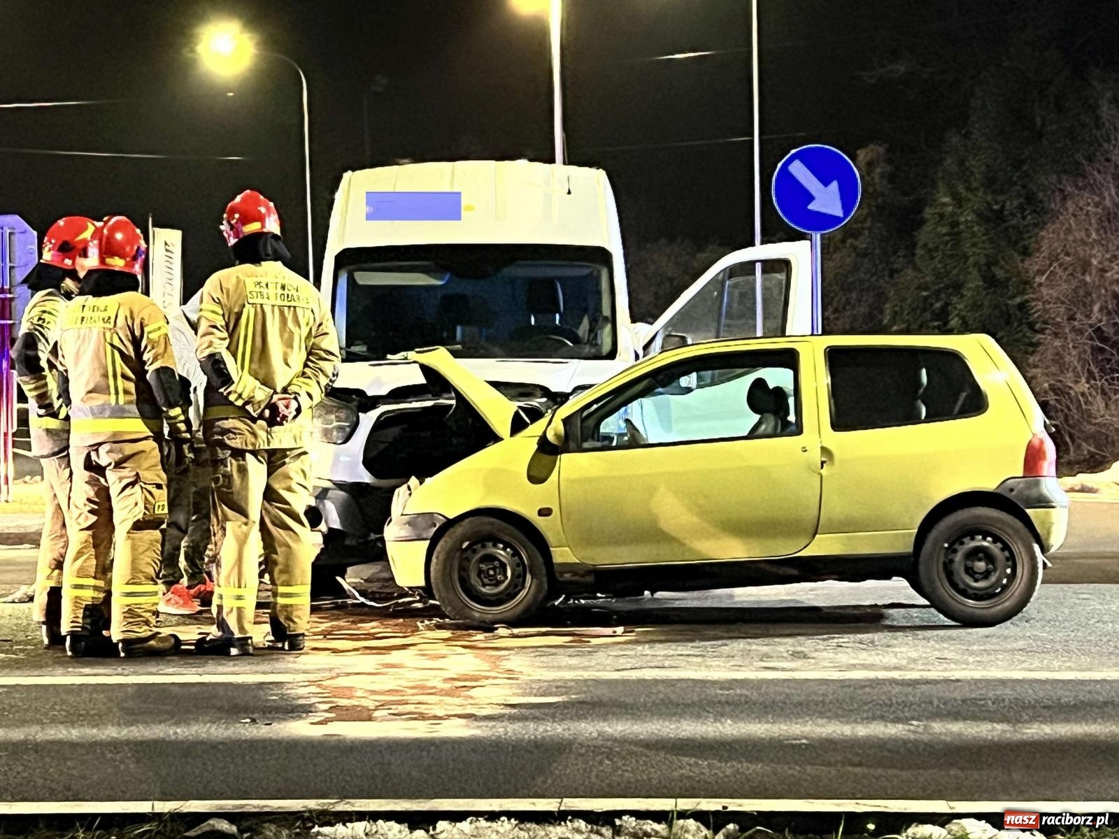 Zdjęcie w galerii na portalu naszraciborz.pl: Trasa Racibórz-Rybnik. Ford firmy kurierskiej zderzył się z renault [FOTO] wiadomości z regionu