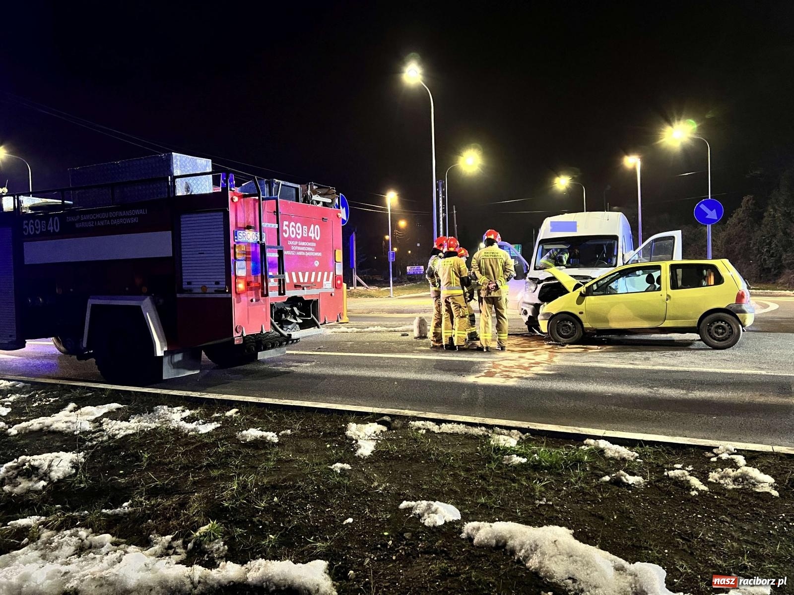 Zdjęcie w galerii na portalu naszraciborz.pl: Trasa Racibórz-Rybnik. Ford firmy kurierskiej zderzył się z renault [FOTO] wiadomości z regionu