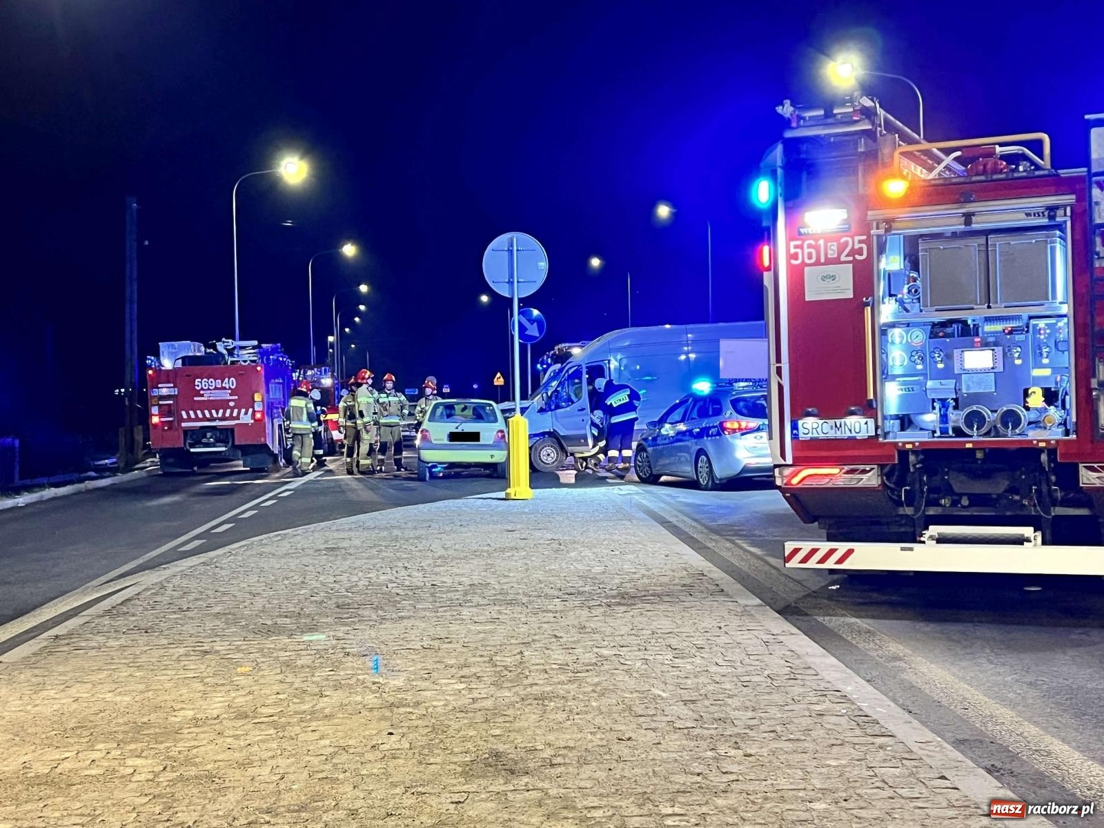 Zdjęcie w galerii na portalu naszraciborz.pl: Trasa Racibórz-Rybnik. Ford firmy kurierskiej zderzył się z renault [FOTO] wiadomości z regionu